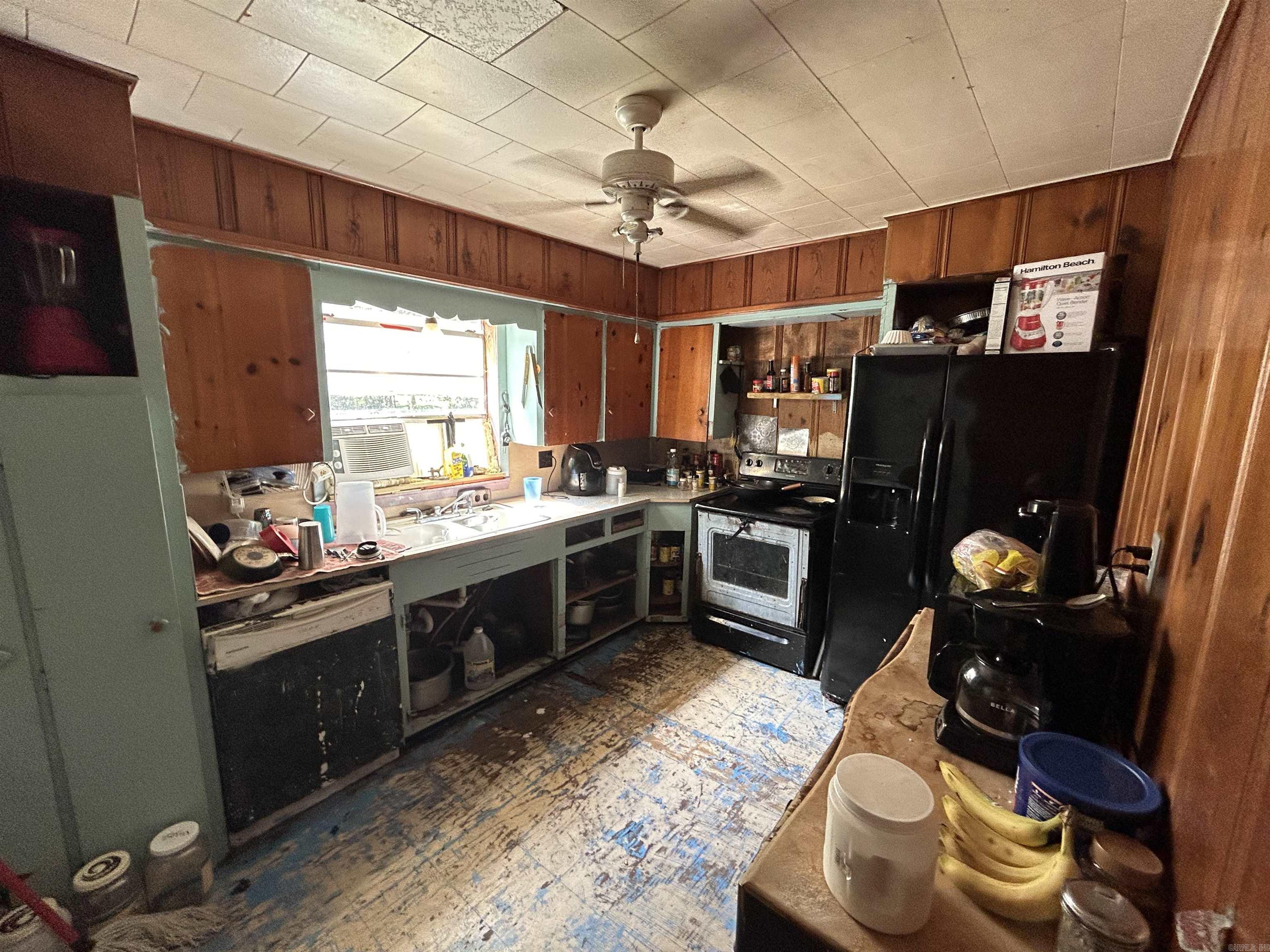 220 E Cross St Property Photo 4