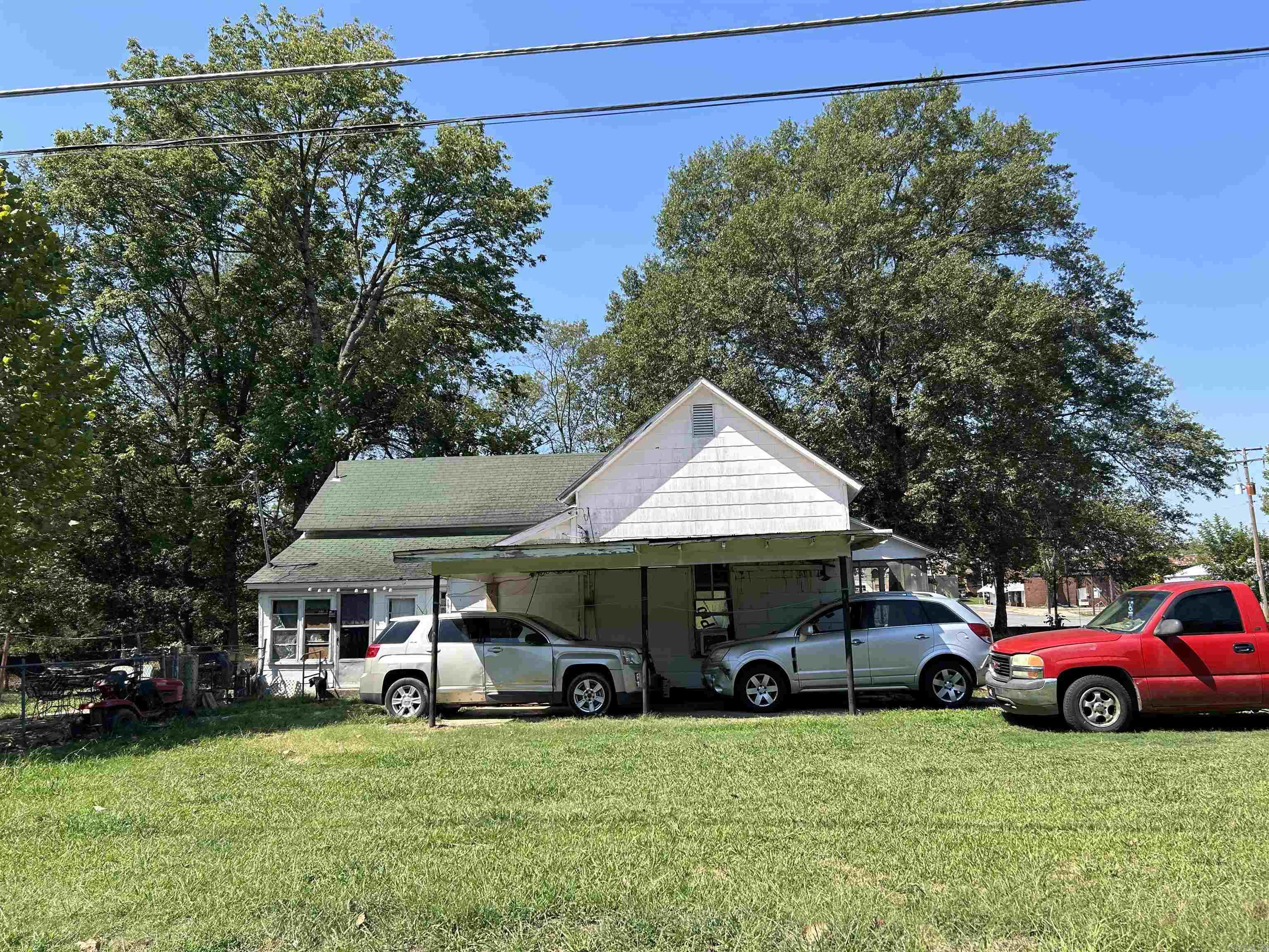 220 E Cross St Property Photo 7