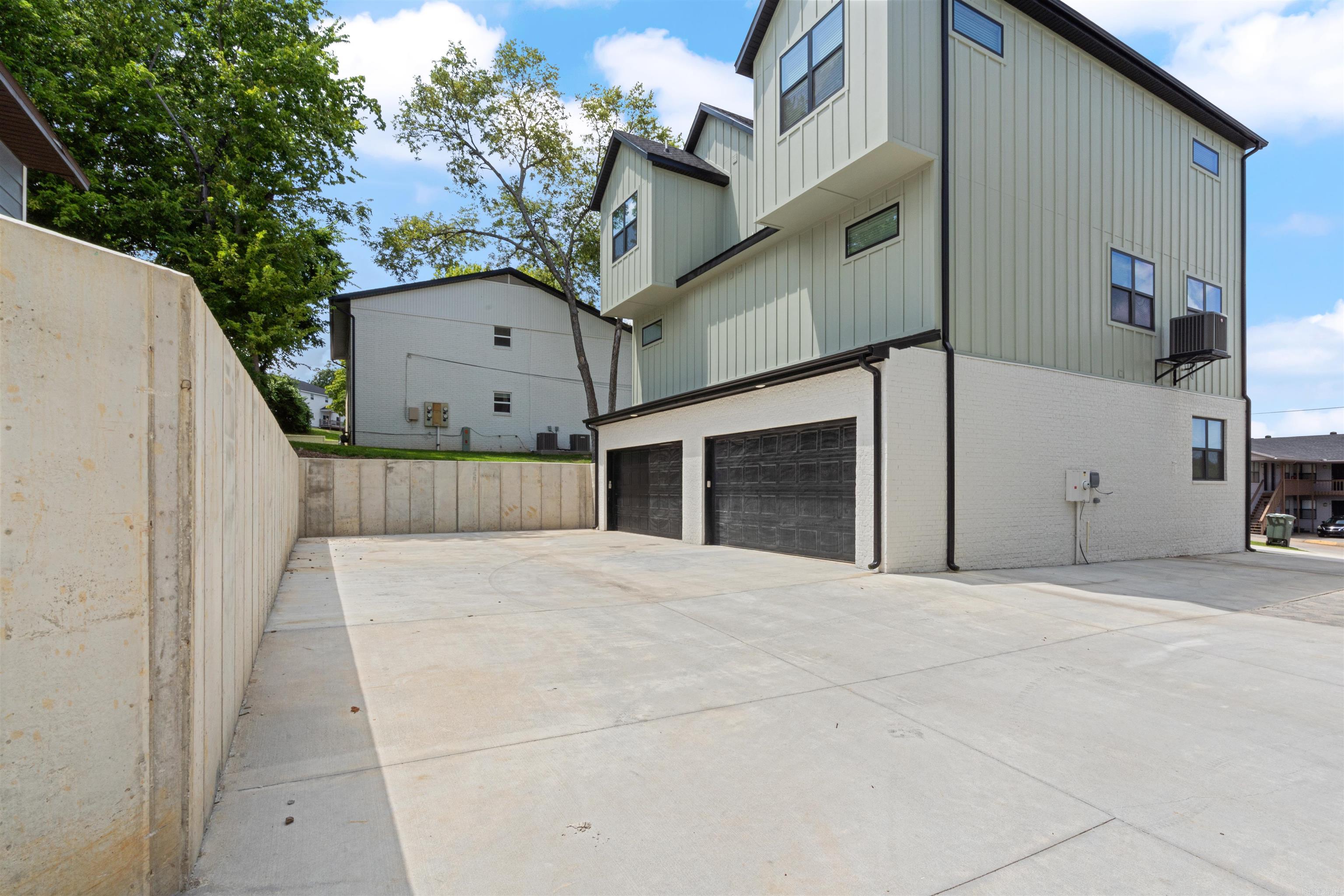 606 N Whitham Avenue Property Photo 6