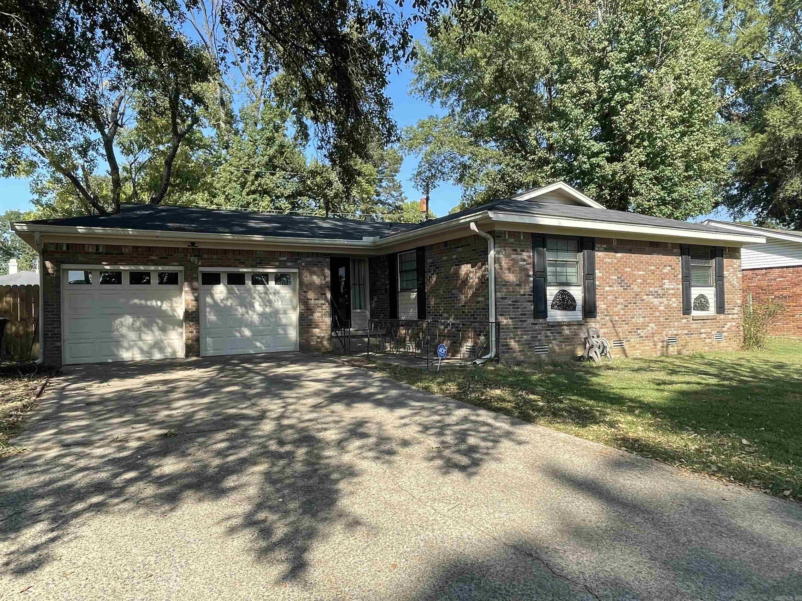 1004 N JP WRight Road Property Photo 1