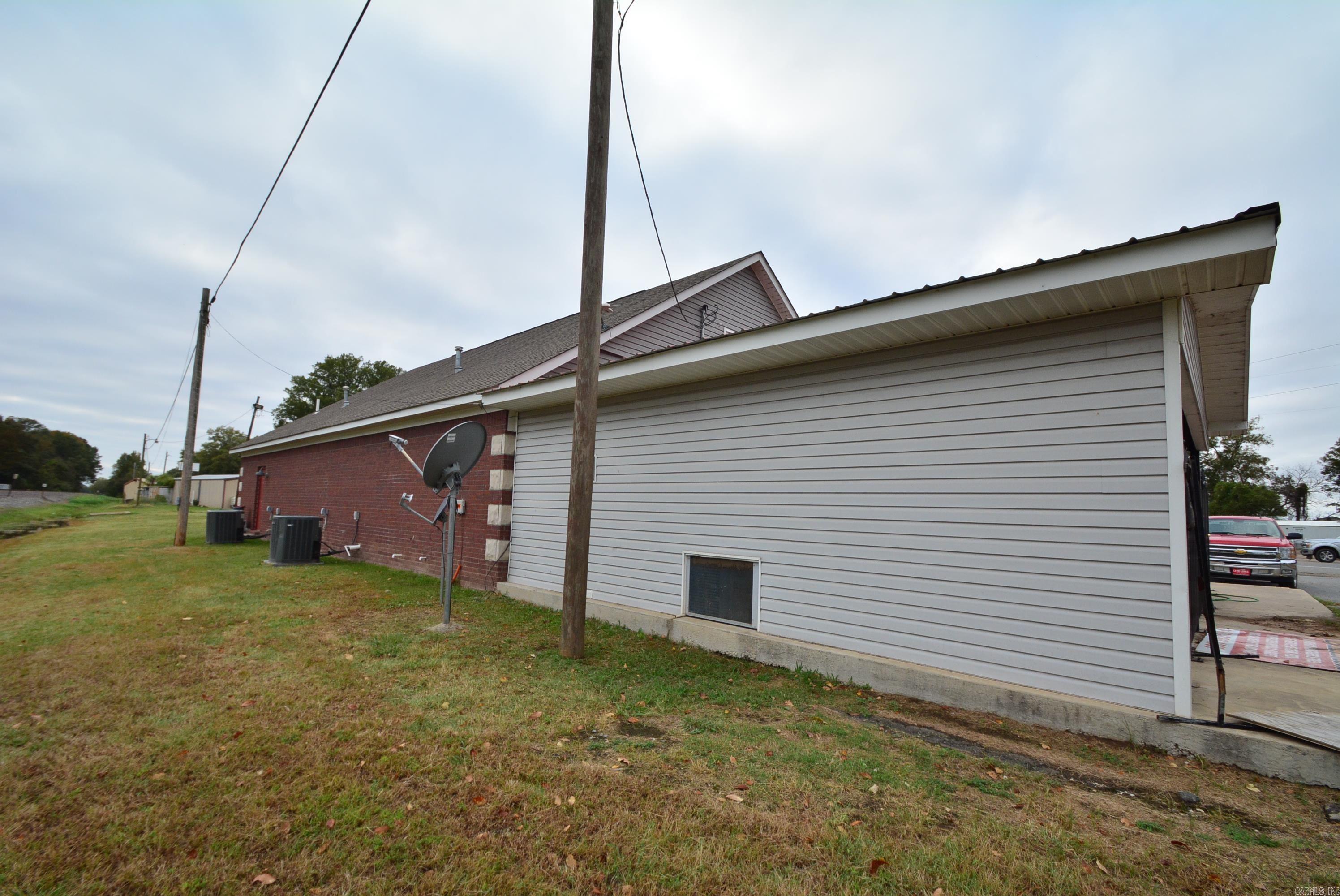 106 N 1st St Property Photo 7