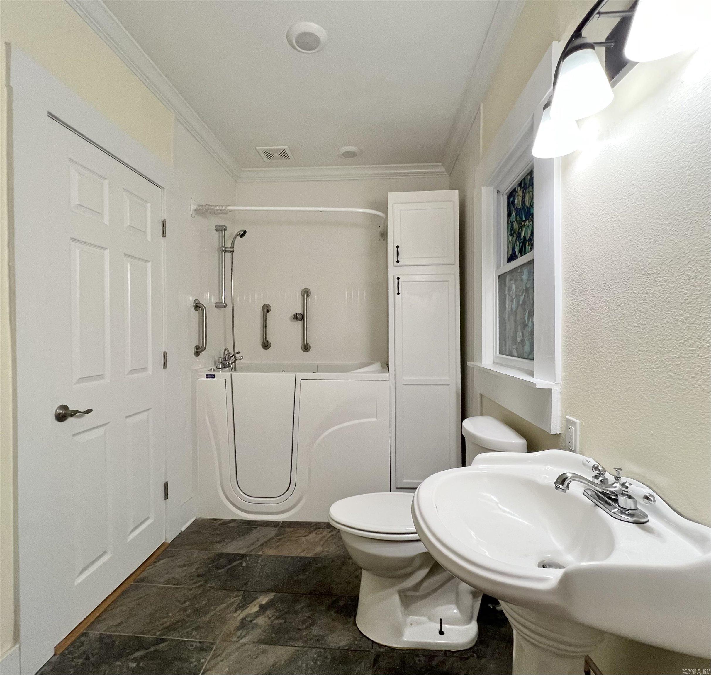 500 W Court Property Photo 32