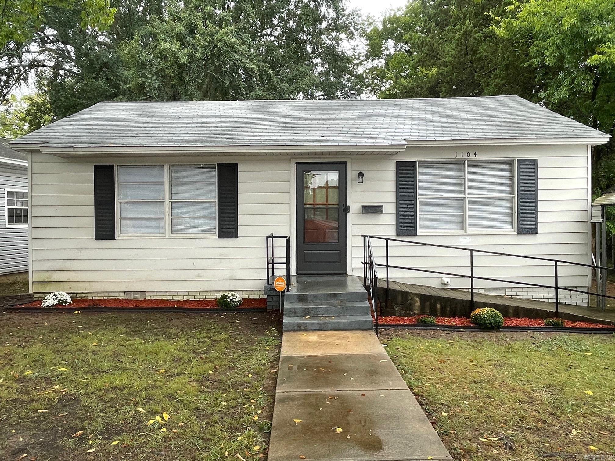 1104 Parkway Drive Property Photo 2