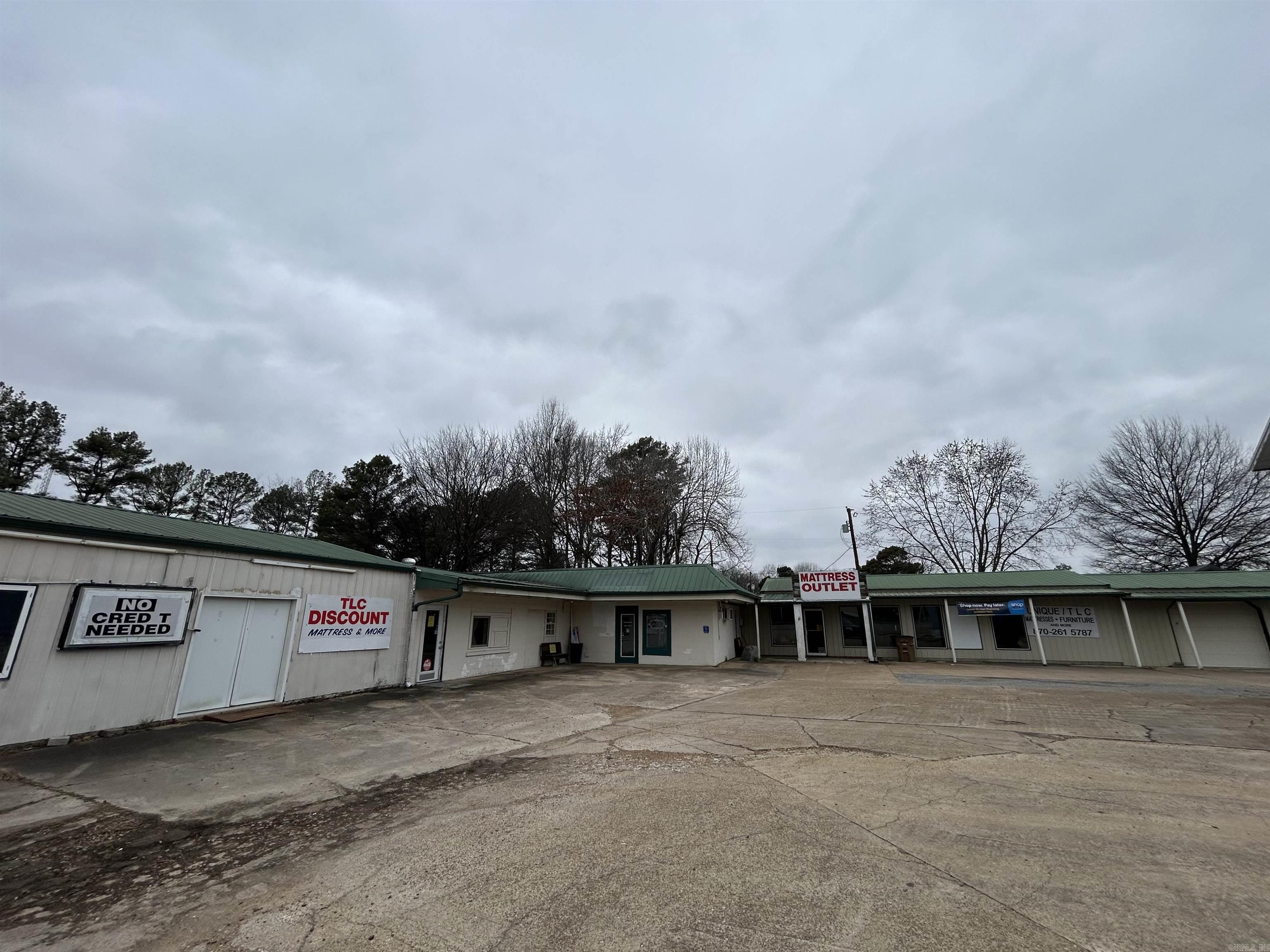 1011 Falls Blvd Property Photo 2