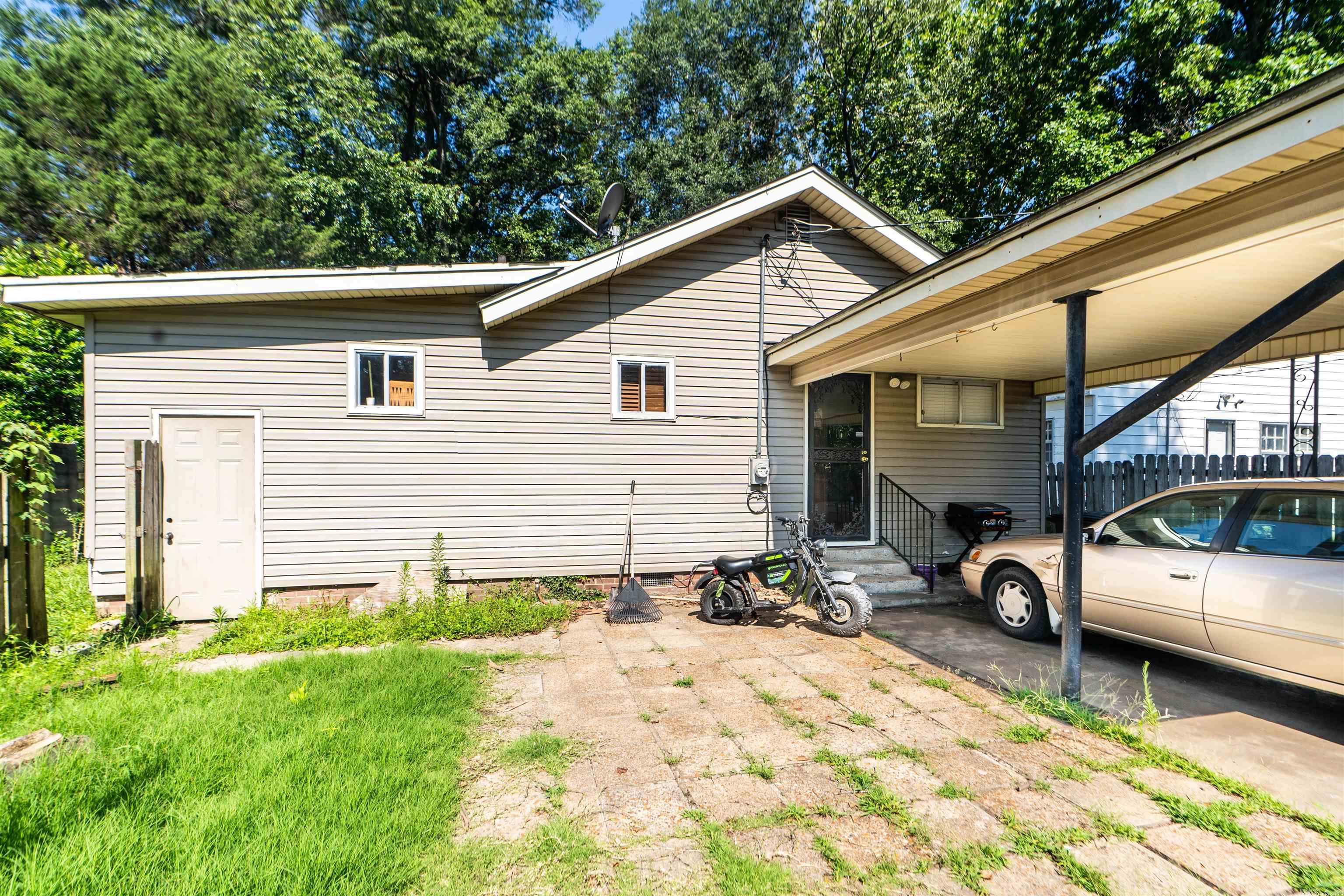 1110 N Division St Property Photo 2
