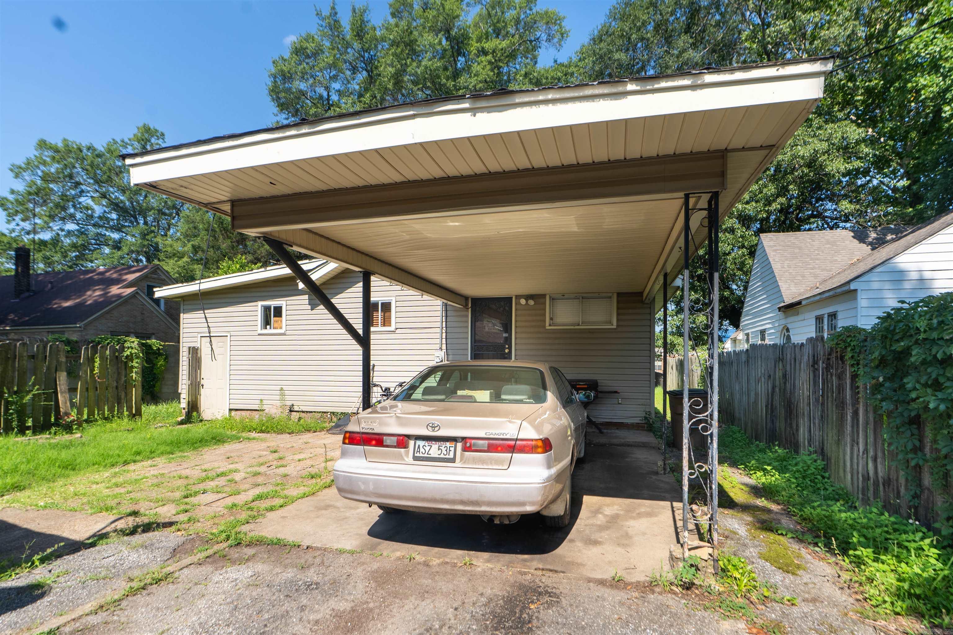 1110 N Division St Property Photo 3