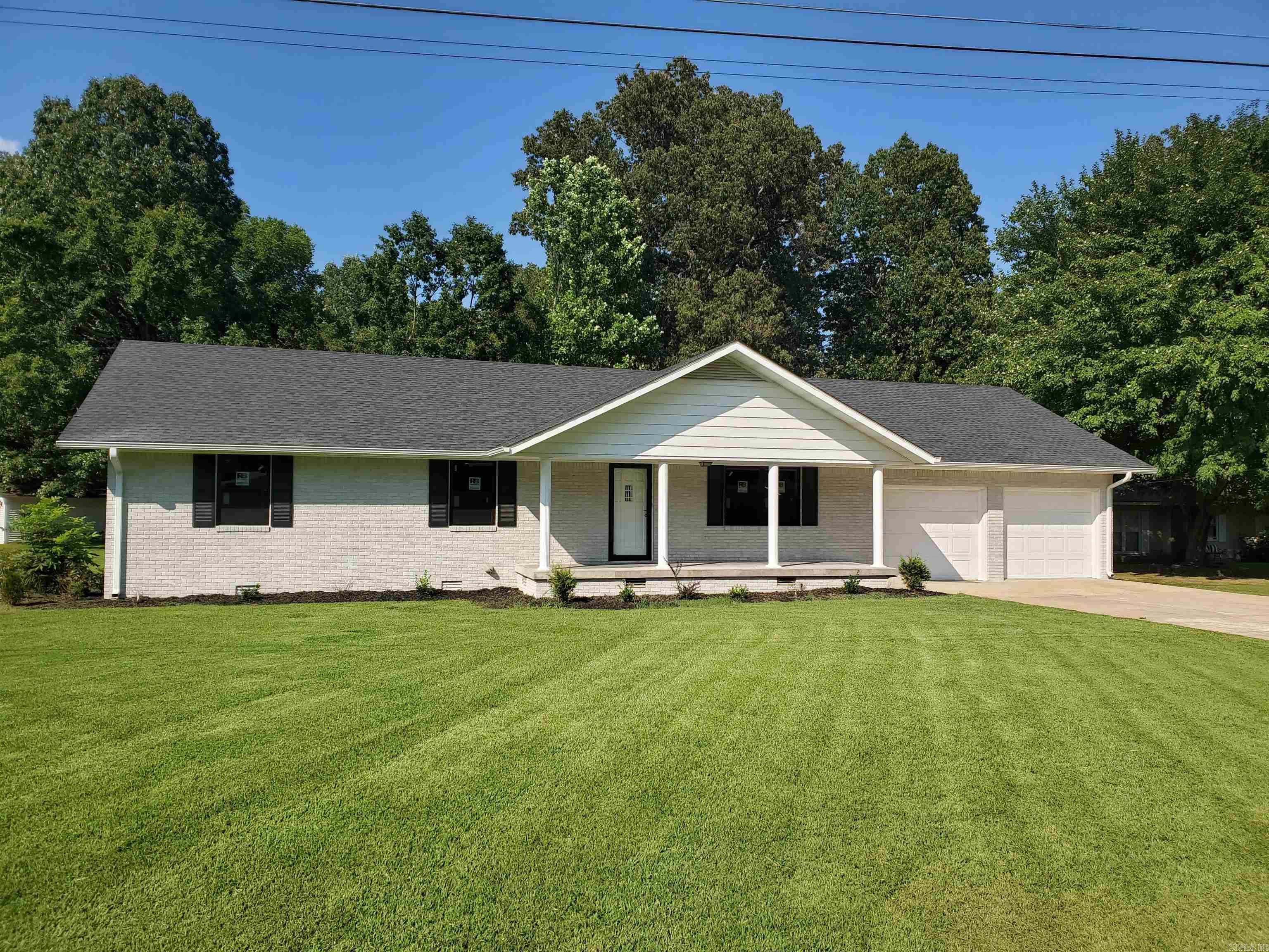 1017 Homecrest Drive Property Photo 1