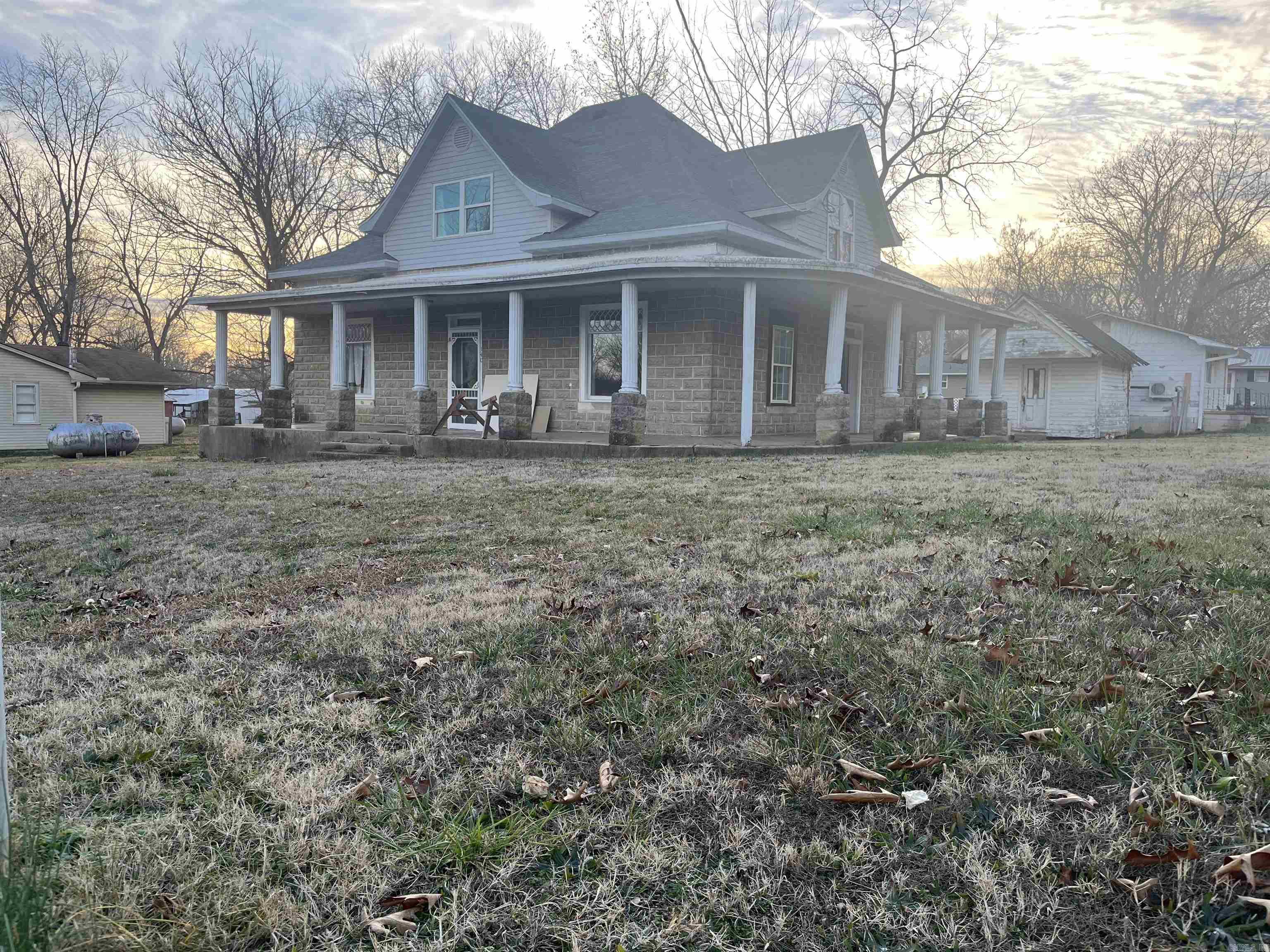 140 N Oak St Property Photo 1