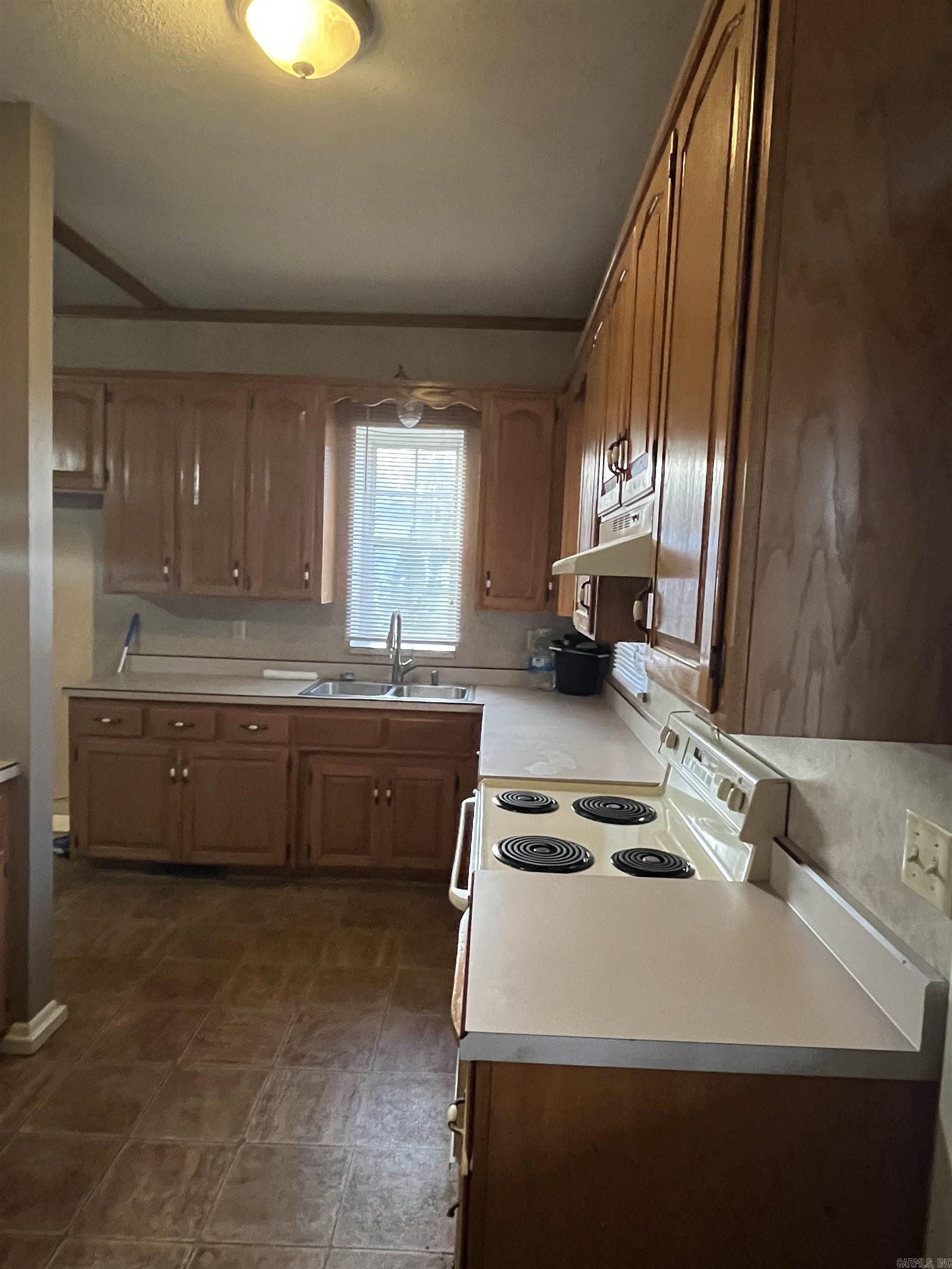 140 N Oak St Property Photo 6