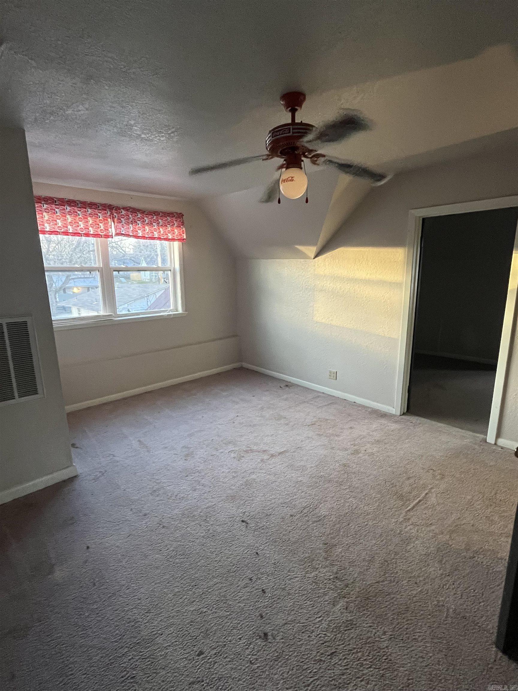 140 N Oak St Property Photo 11