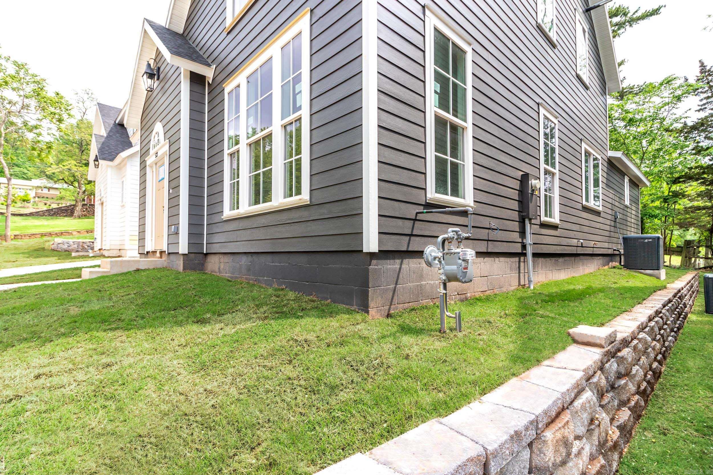523 E Spring Street Property Photo 2