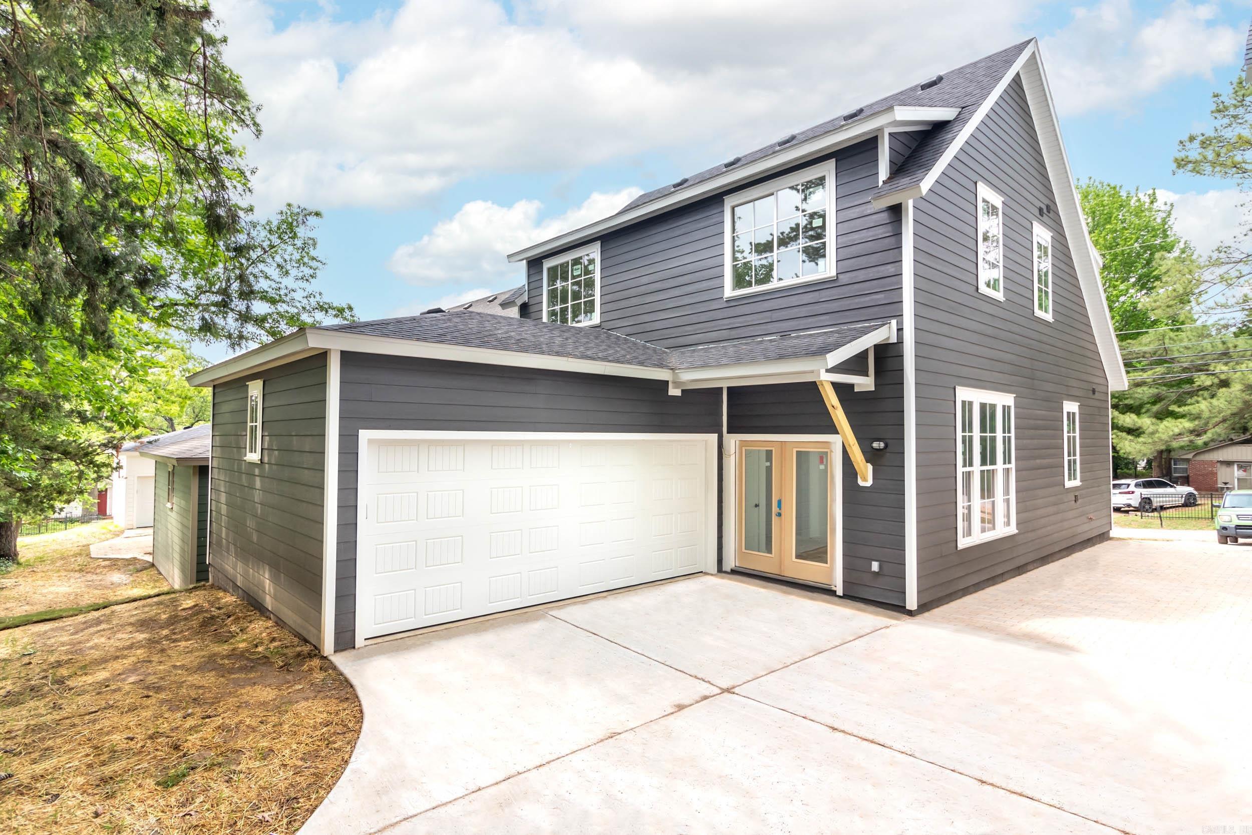 523 E Spring Street Property Photo 4