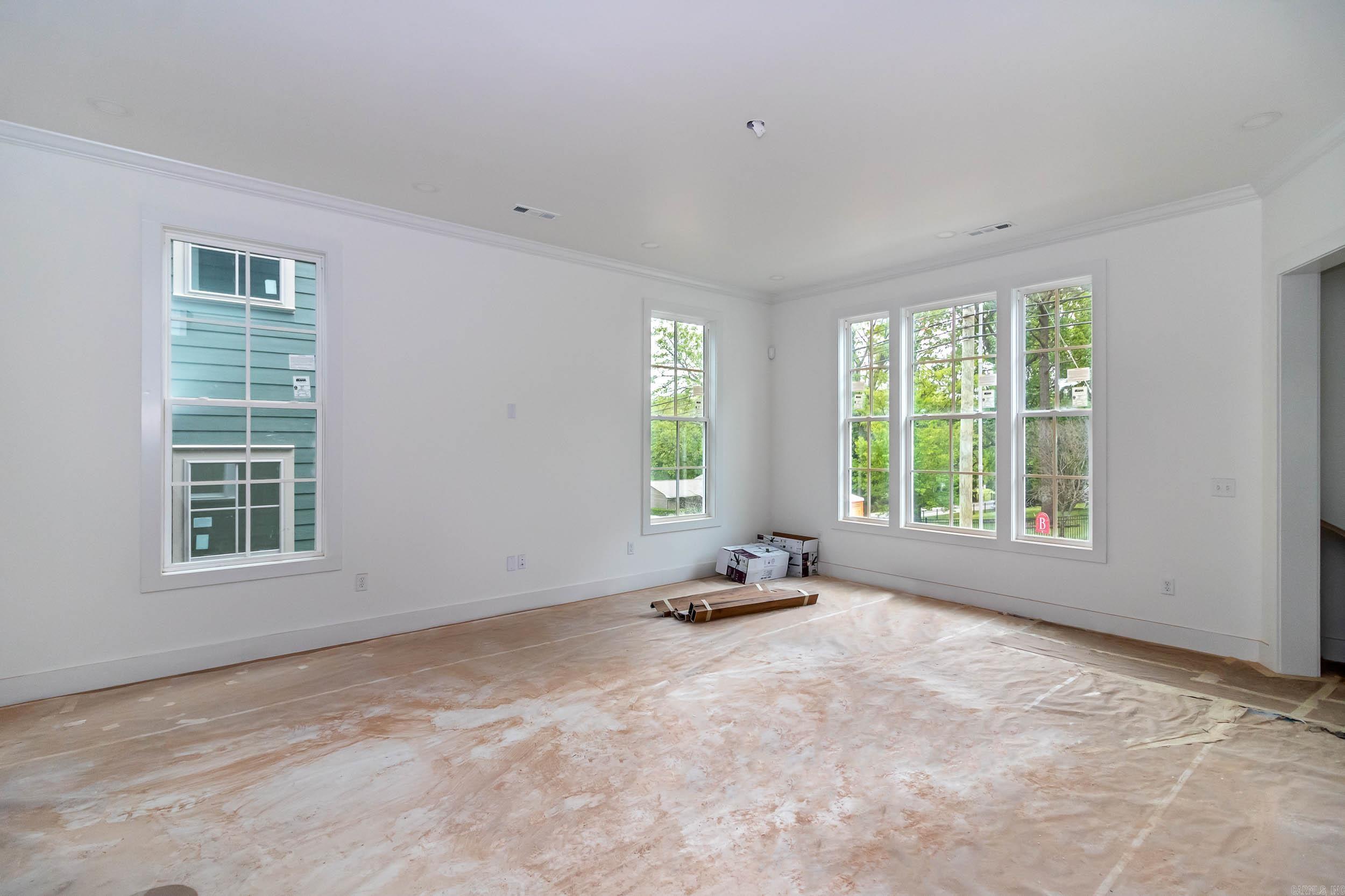 523 E Spring Street Property Photo 9