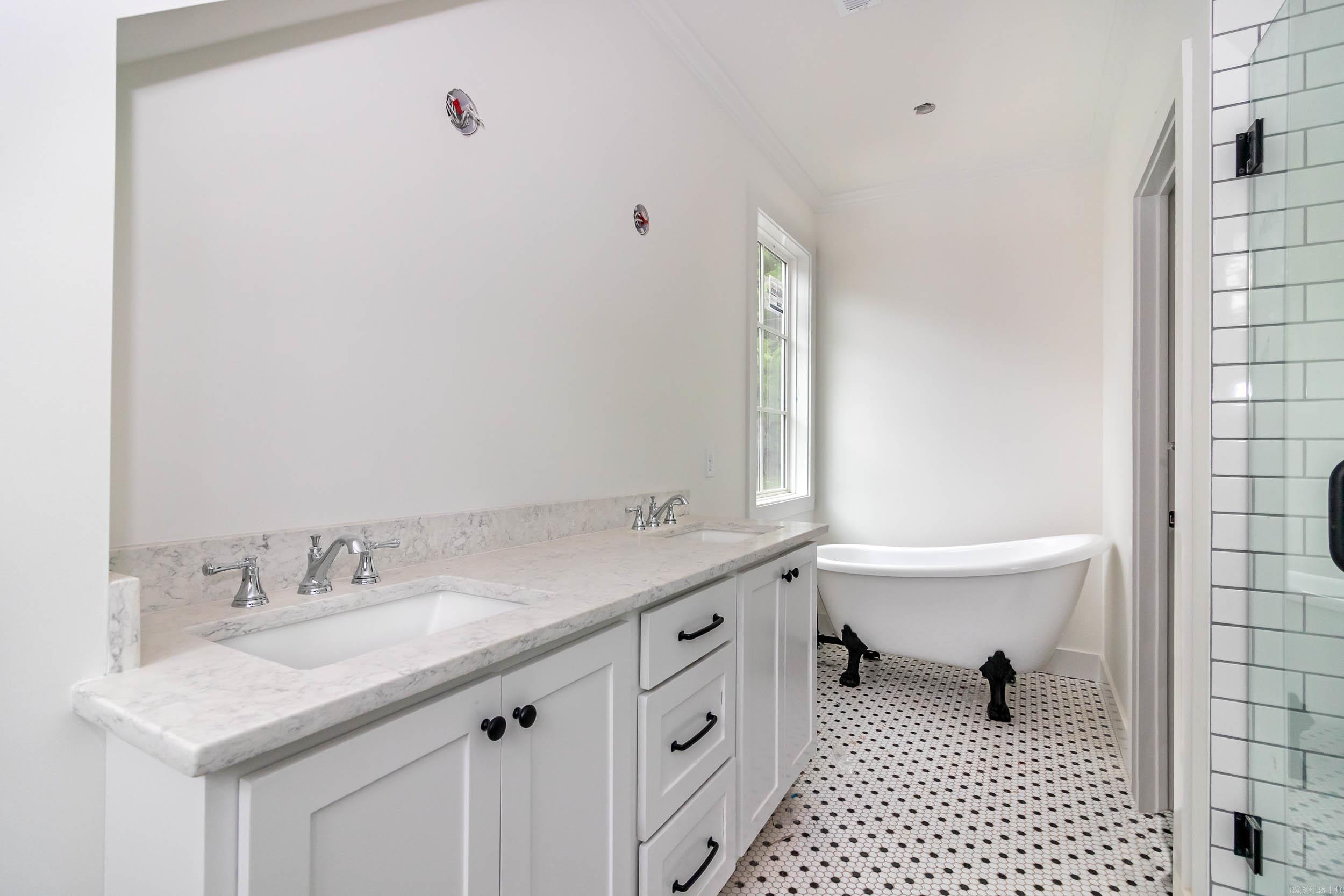 523 E Spring Street Property Photo 10