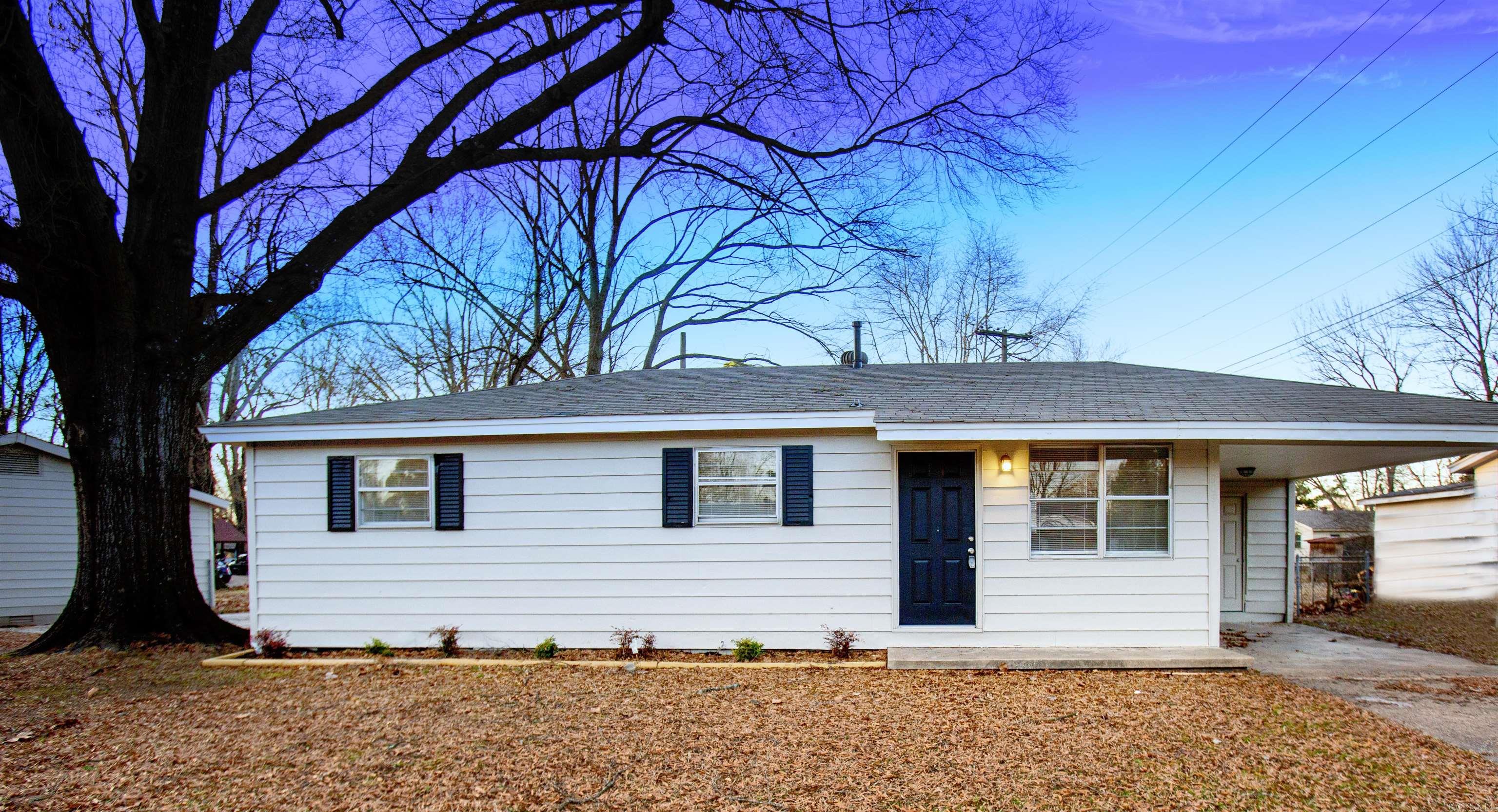 909 Roseclair Drive Property Photo 1