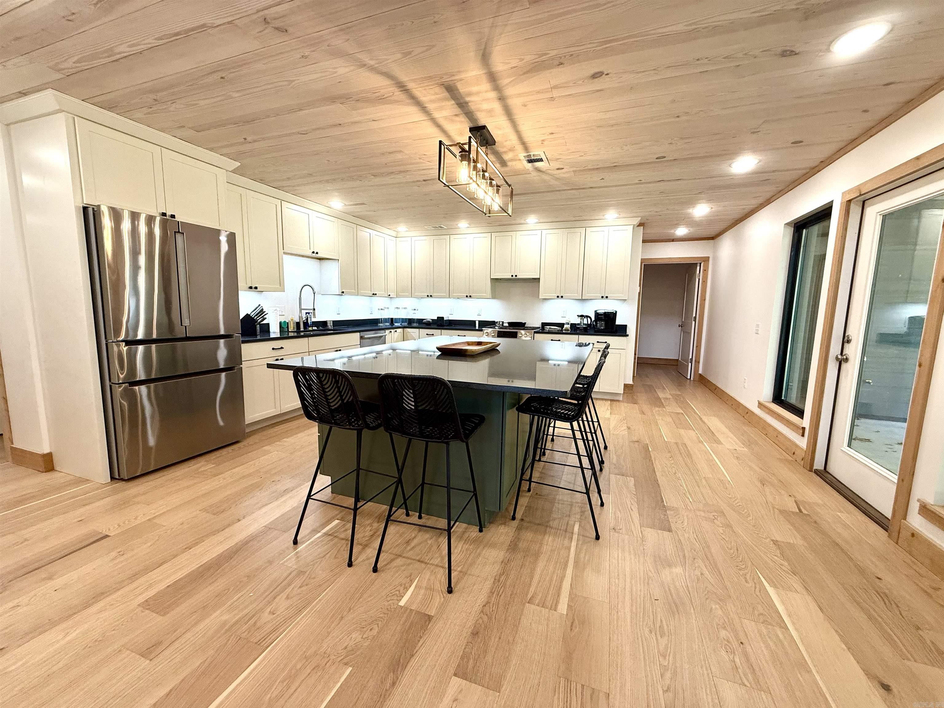 119 E River Drive Property Photo 8