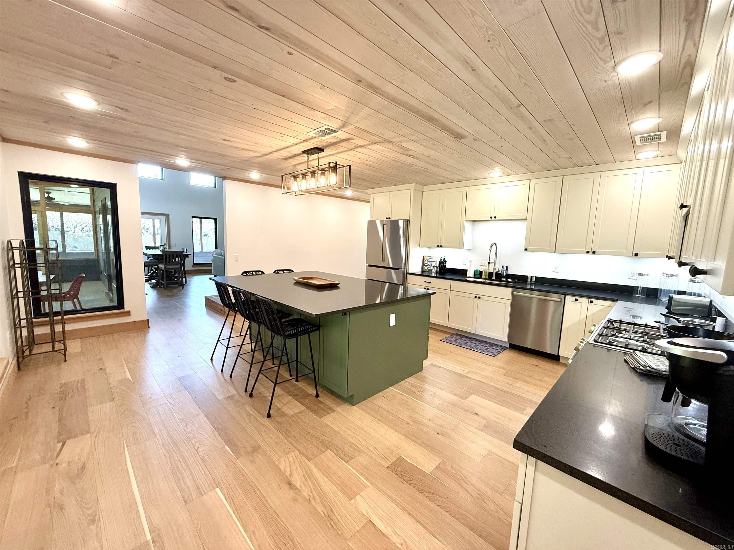 119 E River Drive Property Photo 10
