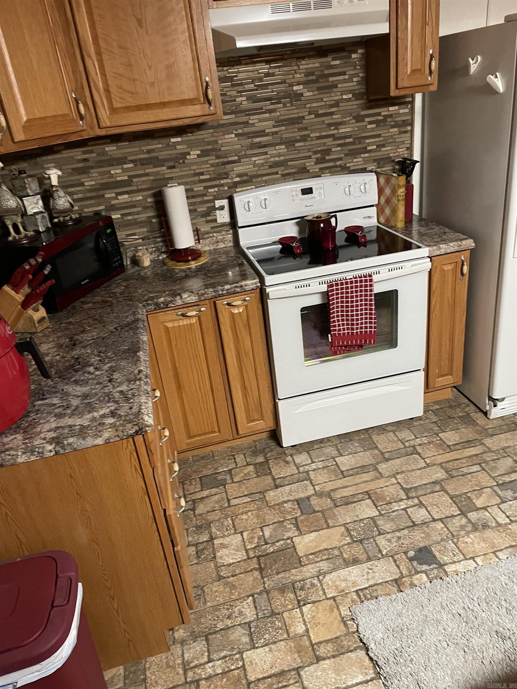 571 Honeysuckle Road Property Photo 28