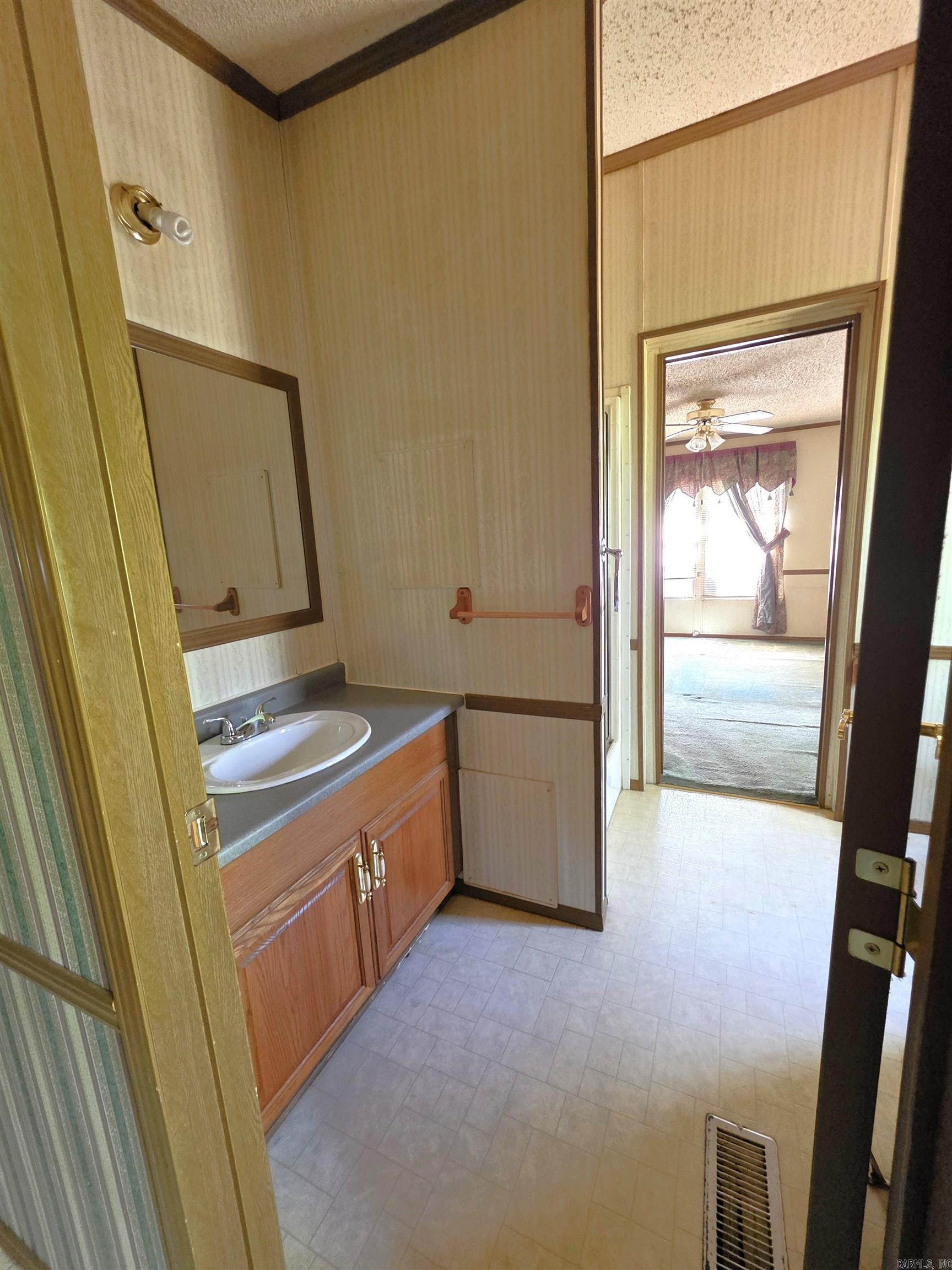 120 Kings Circle Property Photo 9