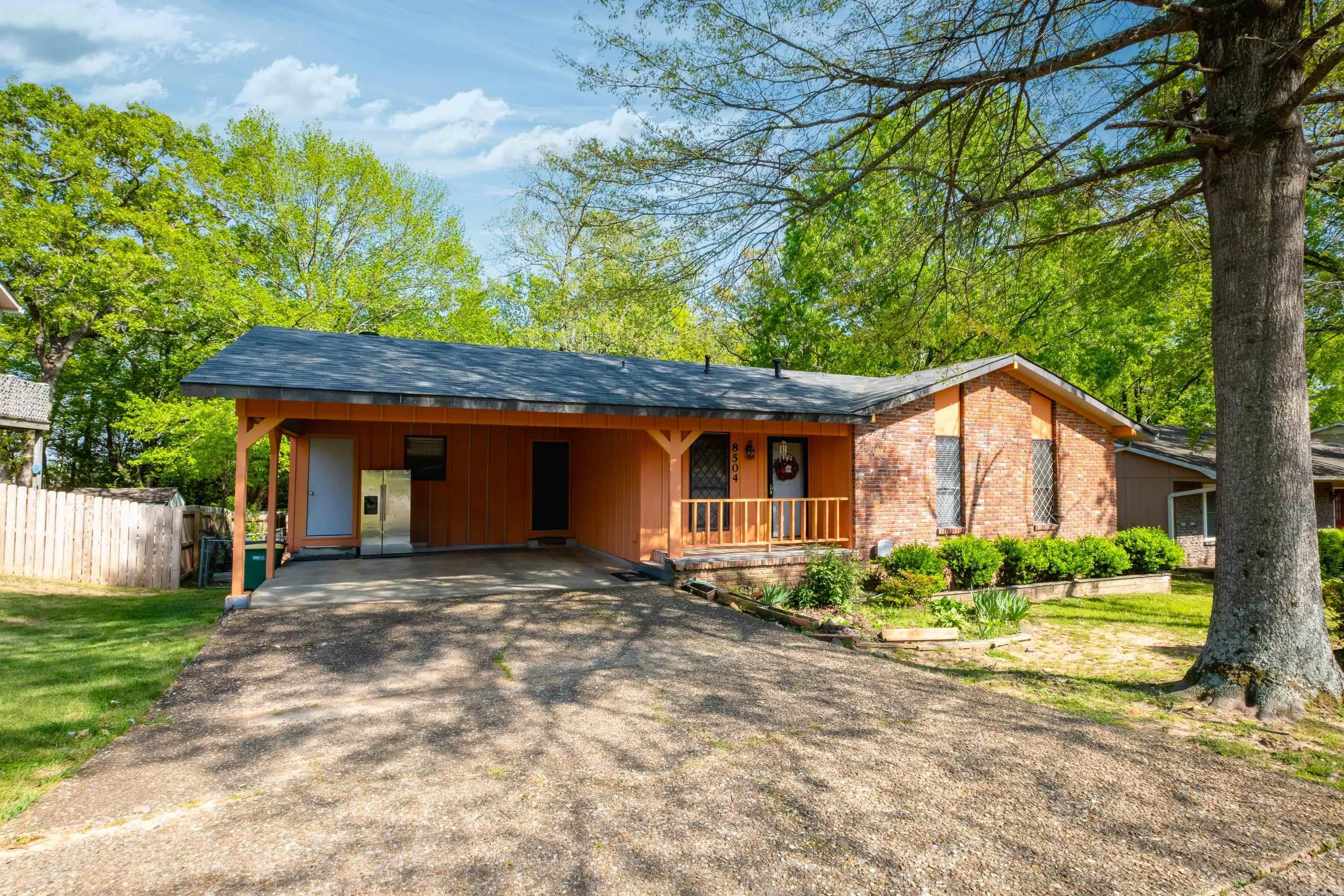 8504 Oak Ridge Drive Property Photo 1