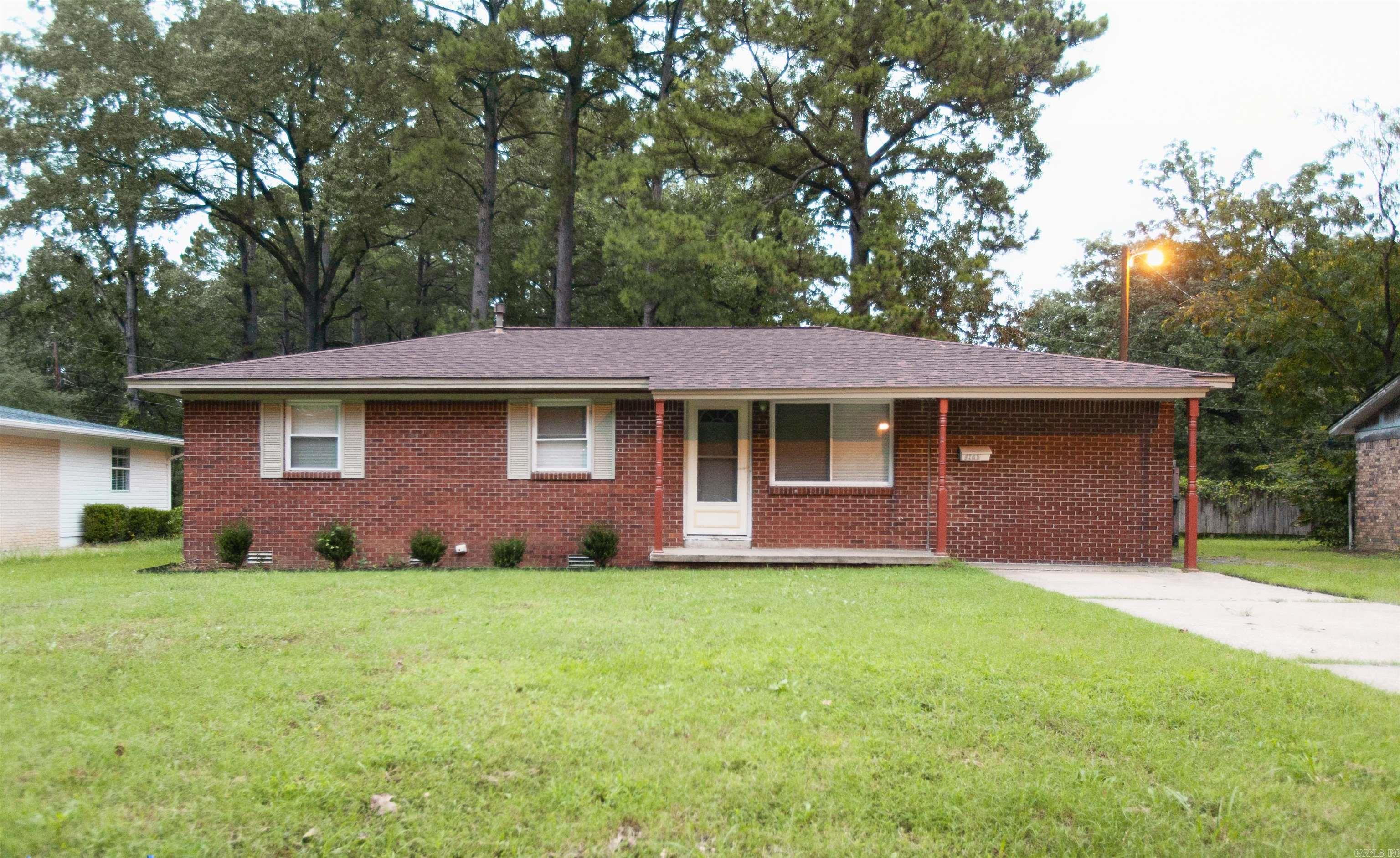 9201 Oak Grove Lane Property Photo 1