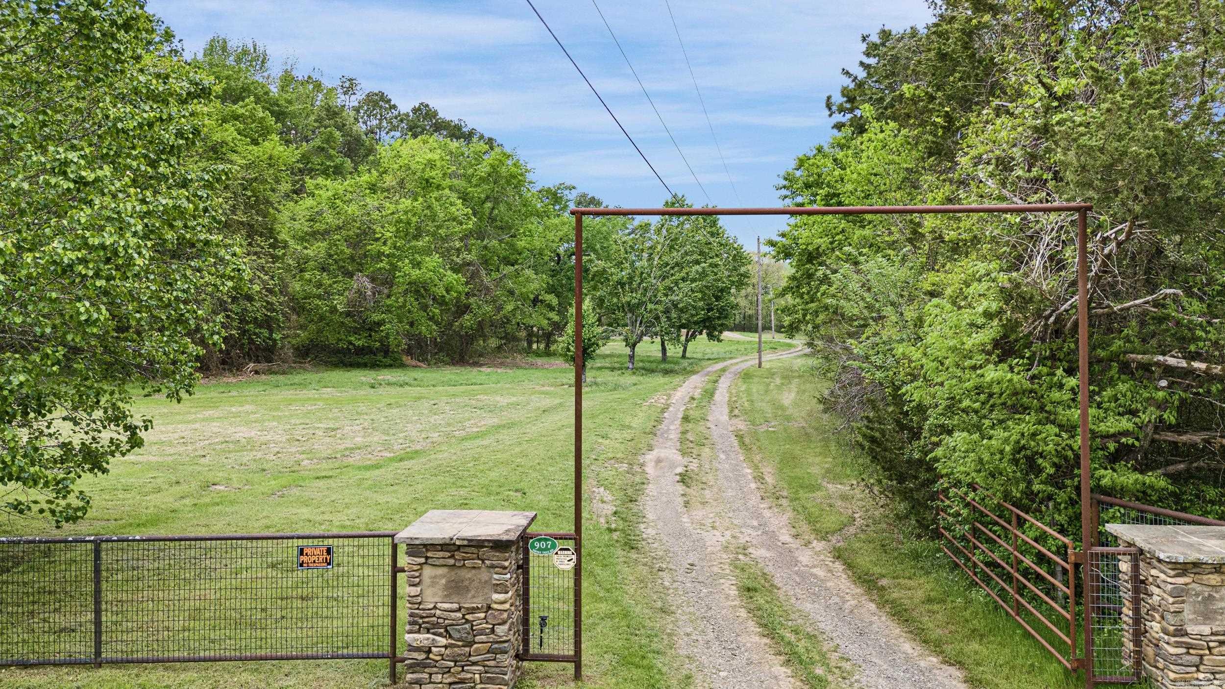 907 Smoke Tree Road Property Photo 4