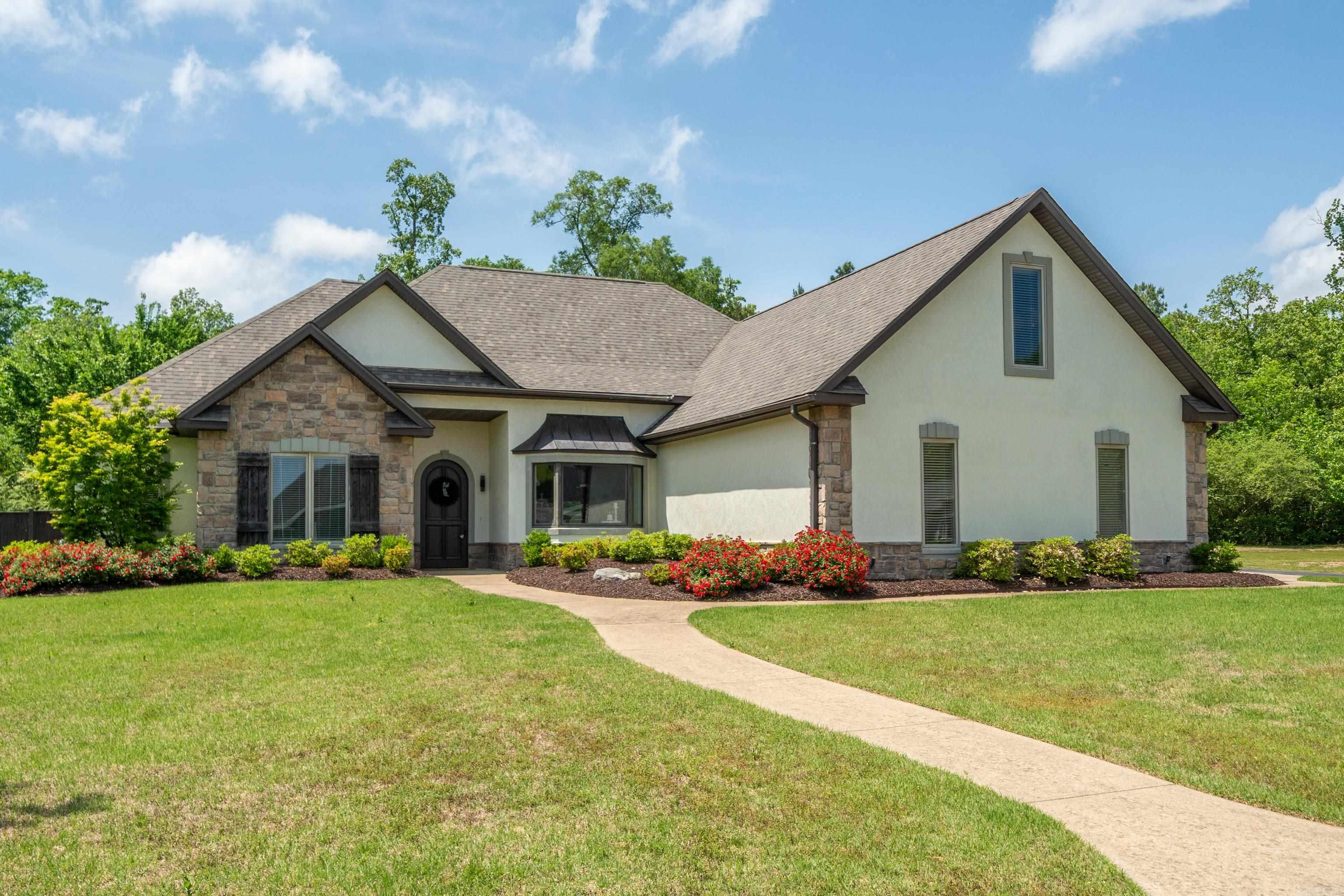 323 Hunterscove Drive Property Photo 1
