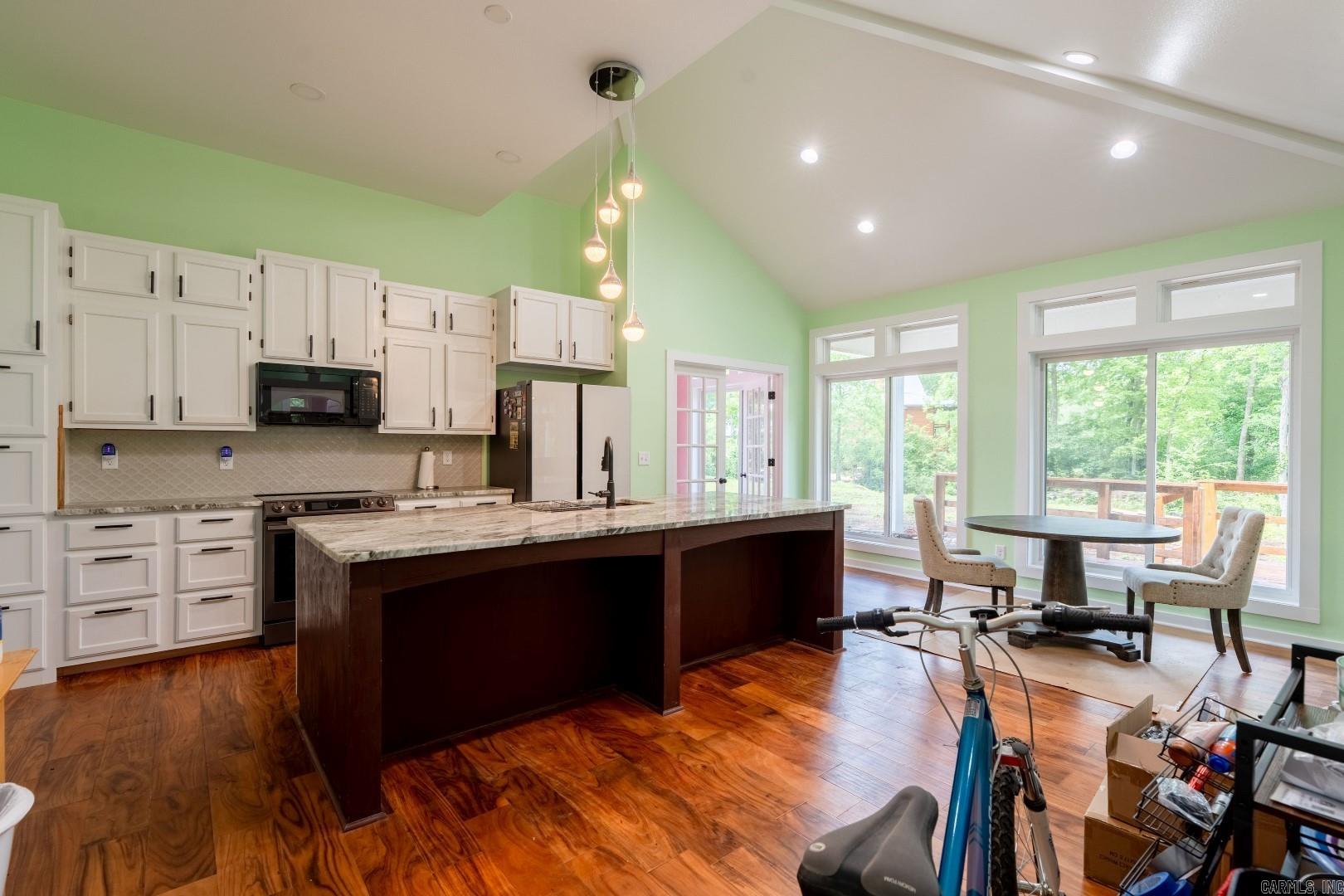 601 River Drive Property Photo 10