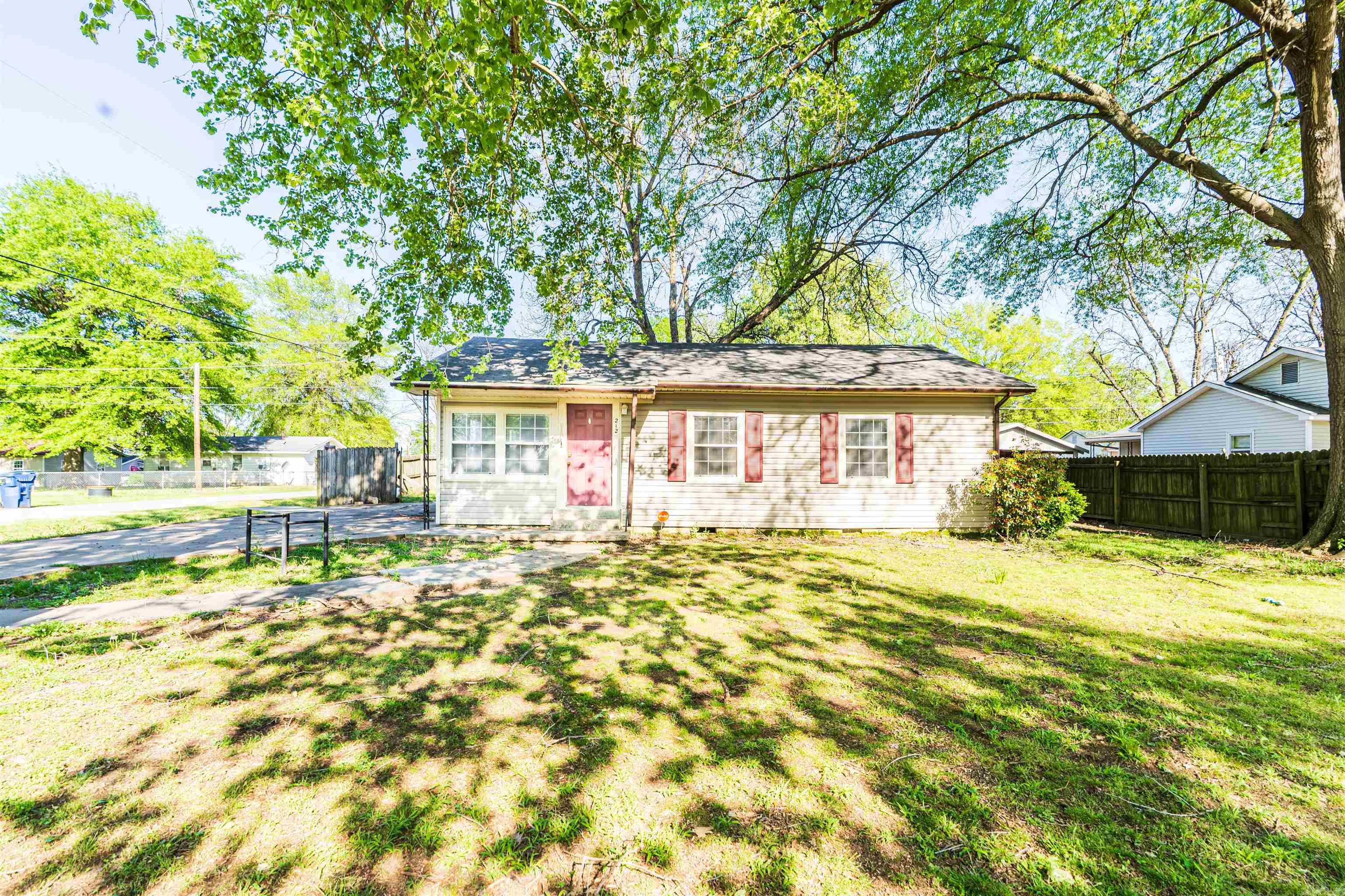 212 N Pine St Property Photo 1