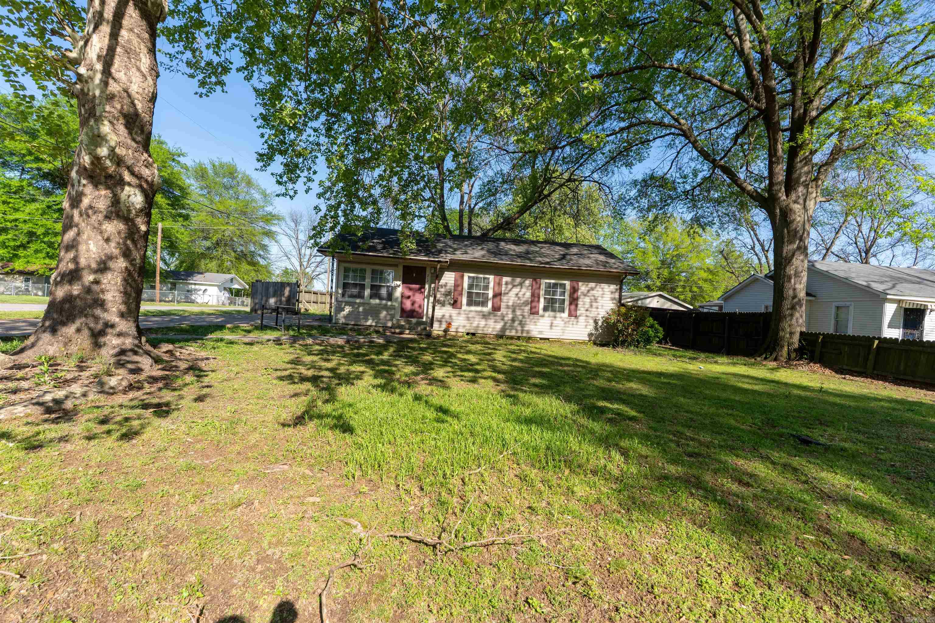 212 N Pine St Property Photo 4