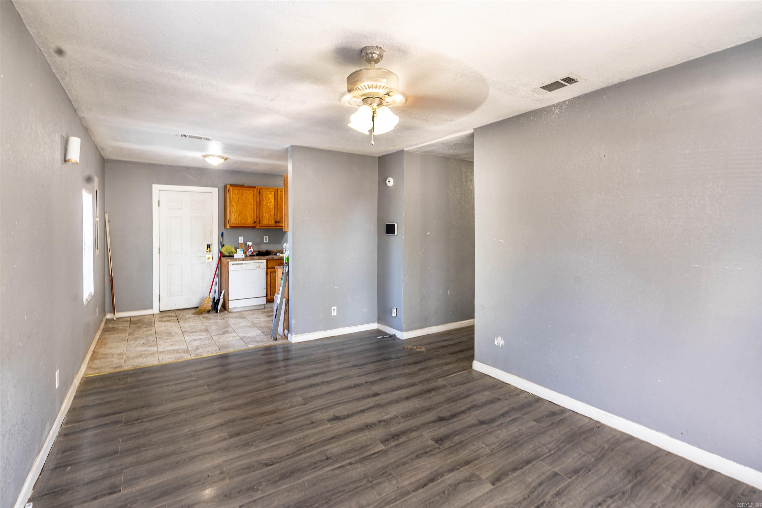 212 N Pine St Property Photo 6