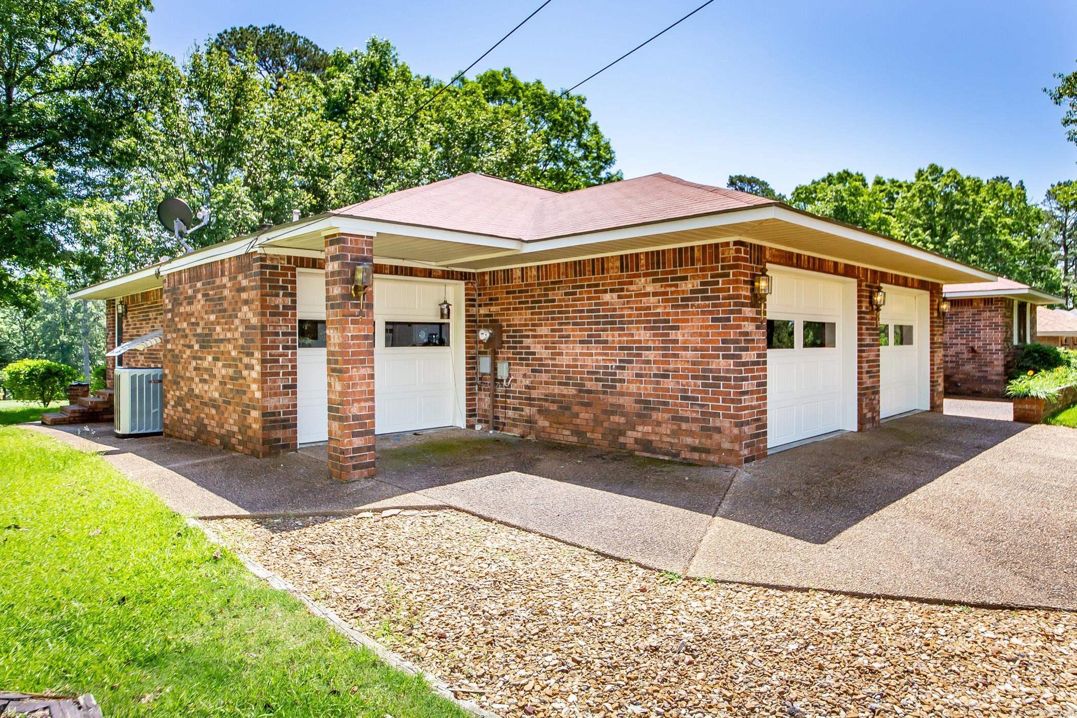305 Snead Drive Property Photo 3