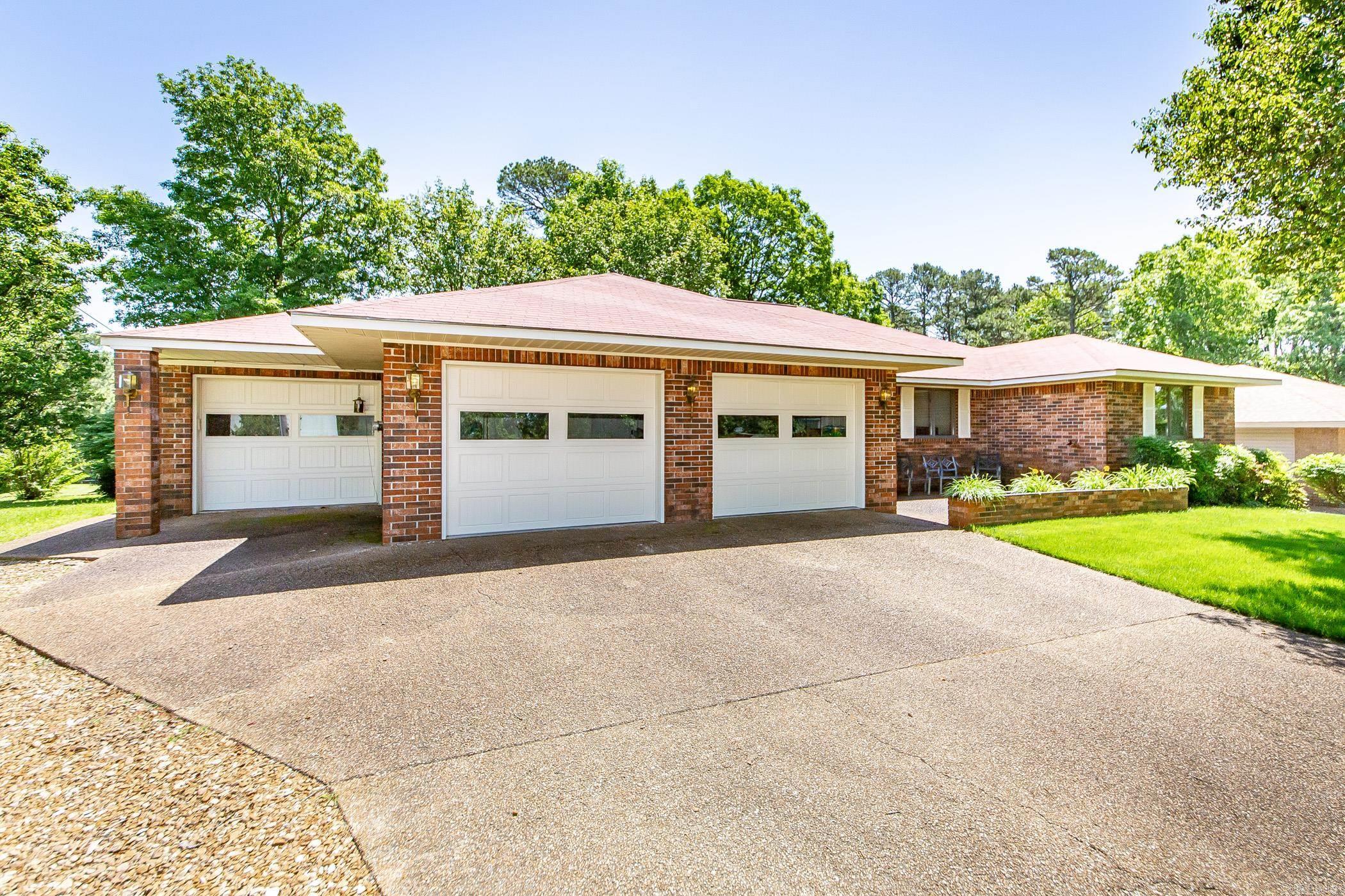 305 Snead Drive Property Photo 4