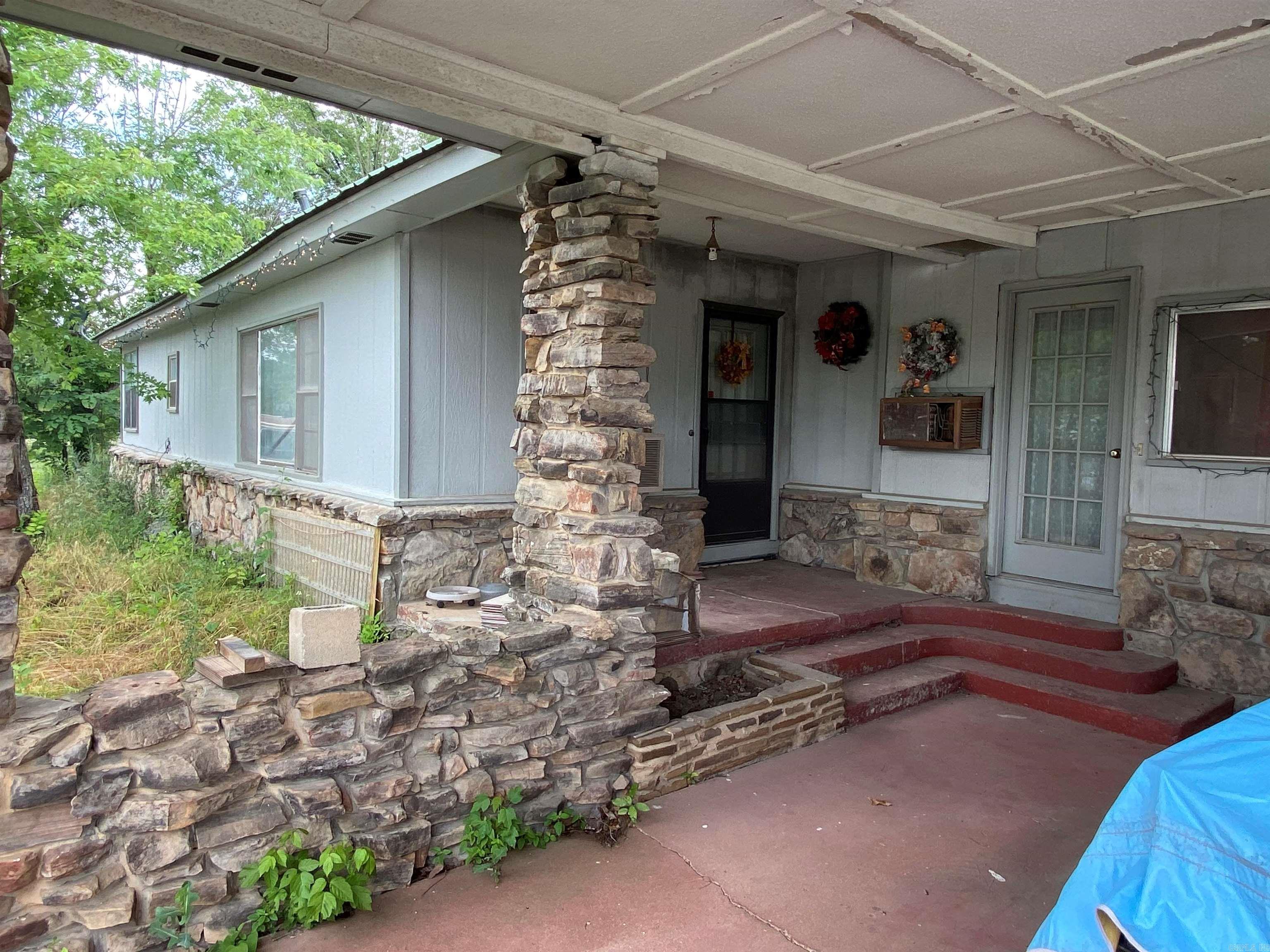 325 N Hwy 65 Property Photo 2