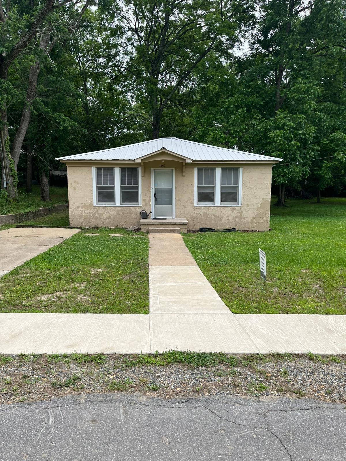 223 W Highland Avenue Property Photo 1