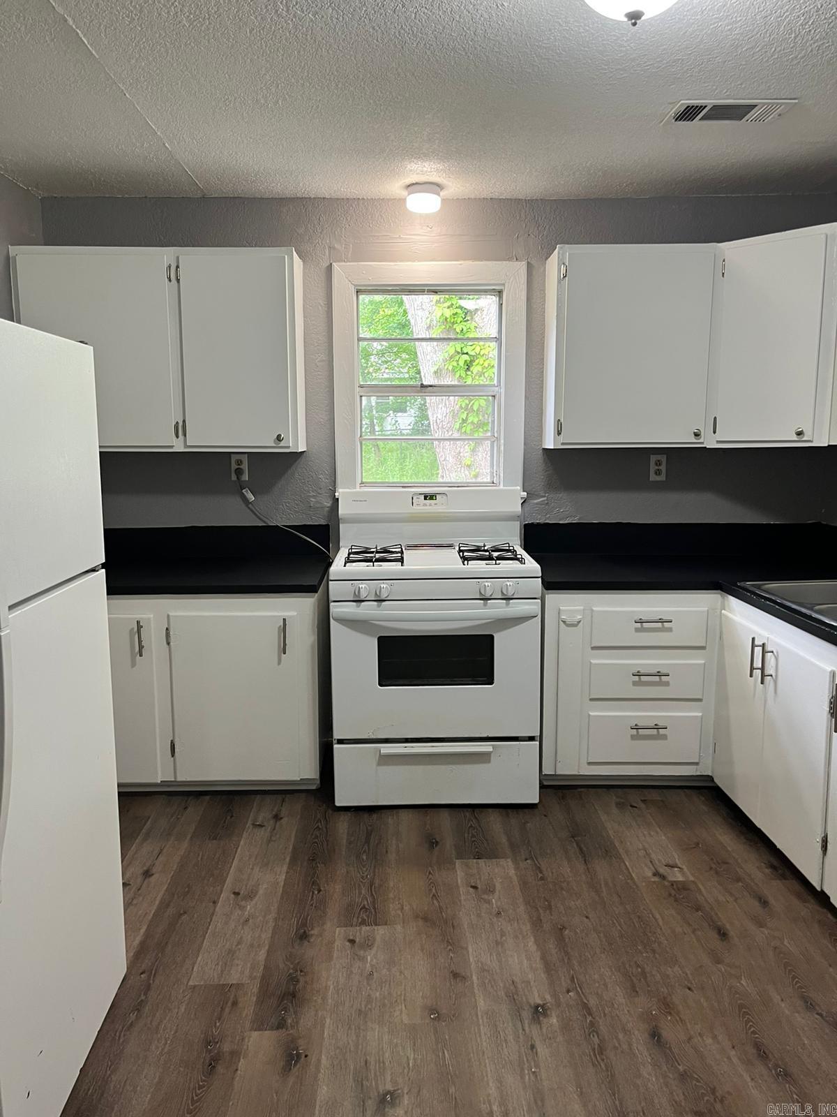 223 W Highland Avenue Property Photo 4