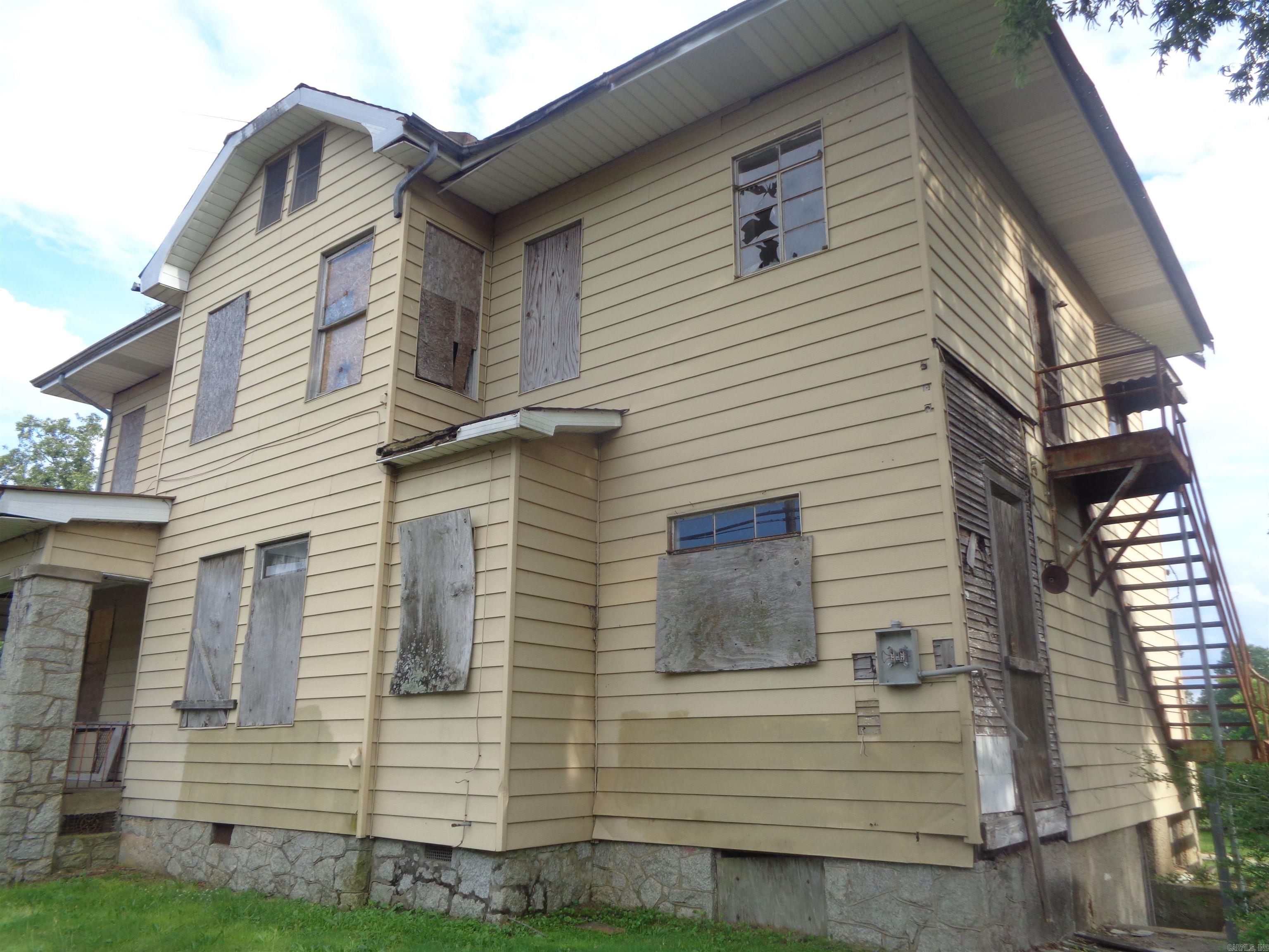 2600 Wolfe Street Property Photo 6