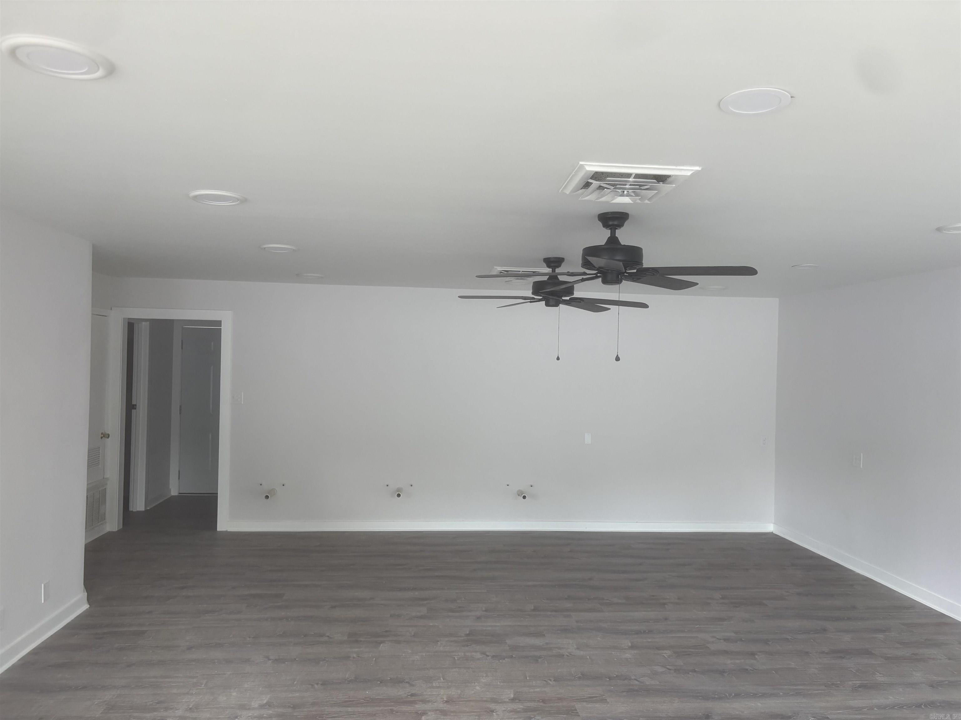 7610 North Hills Blvd Property Photo 9