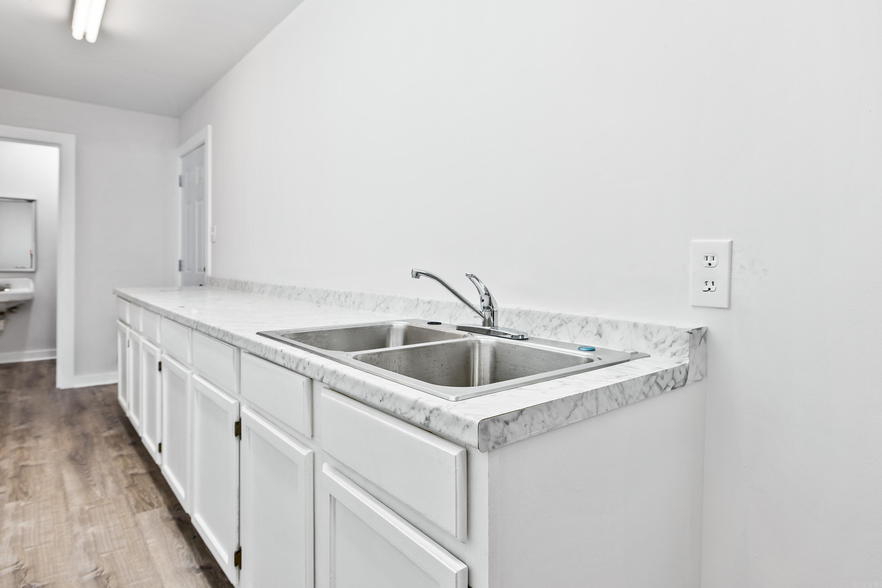 7610 North Hills Blvd Property Photo 10