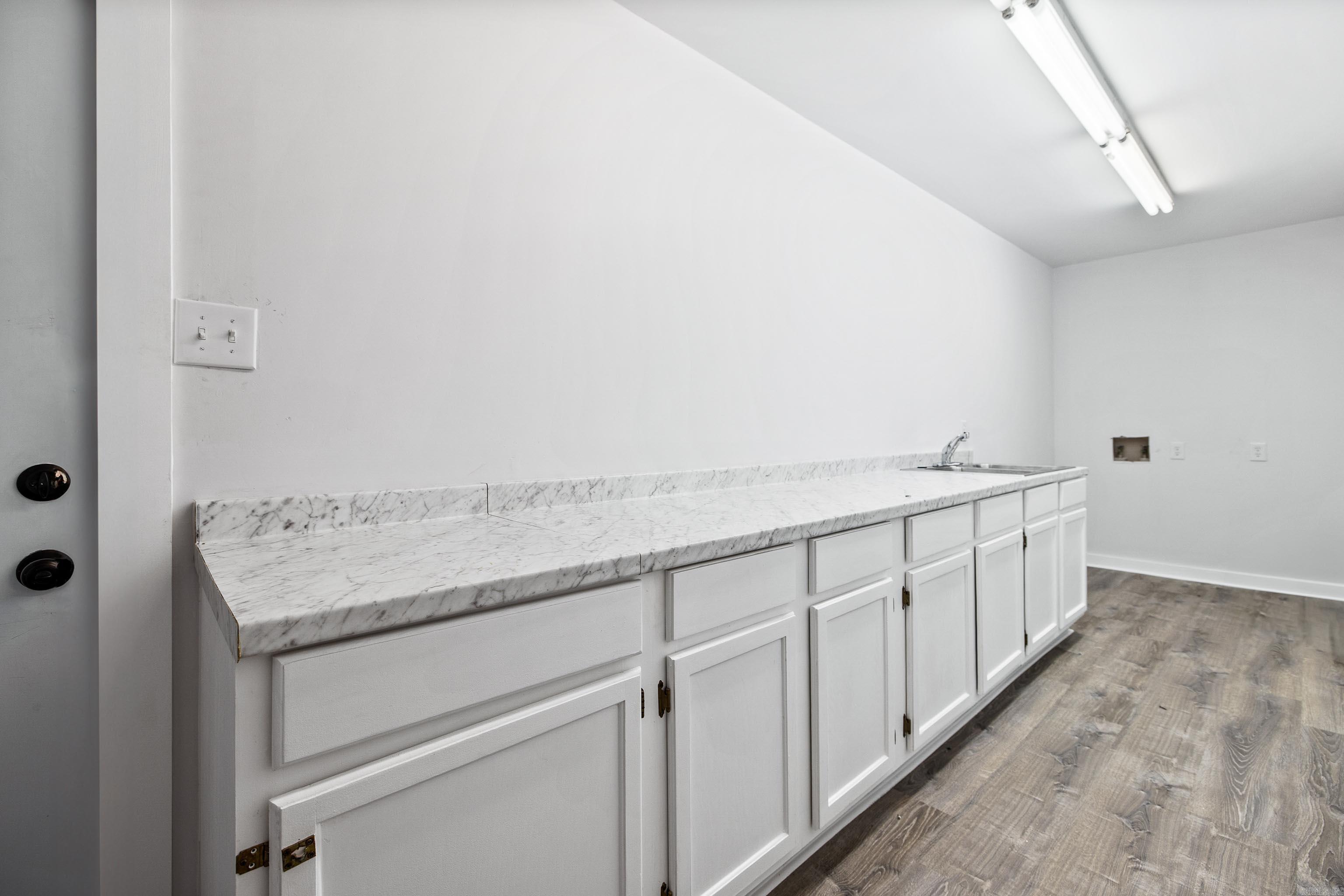 7610 North Hills Blvd Property Photo 11