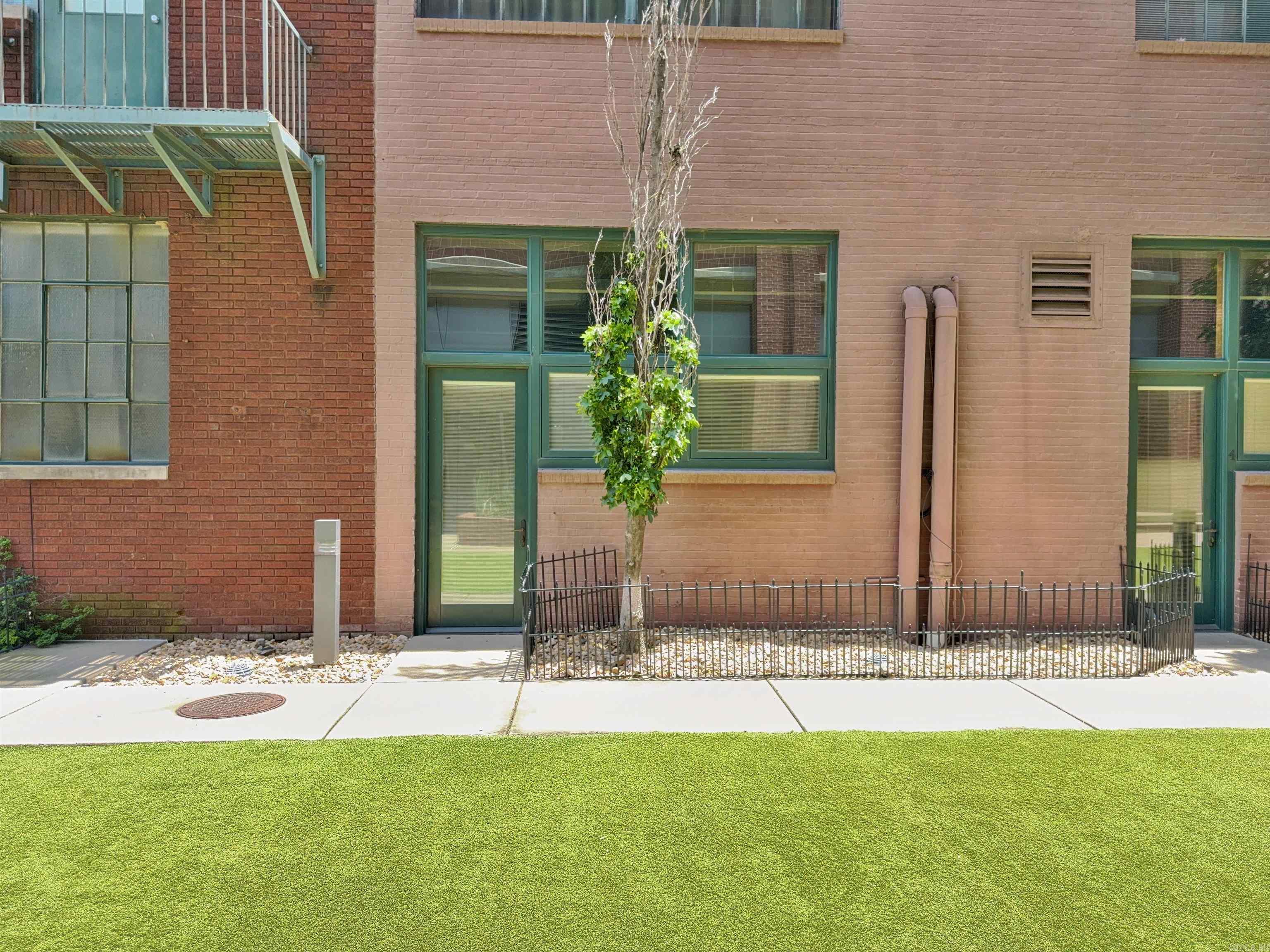 423 E 3Rd St Courtyard 3 Courtyard5 Property Photo 1