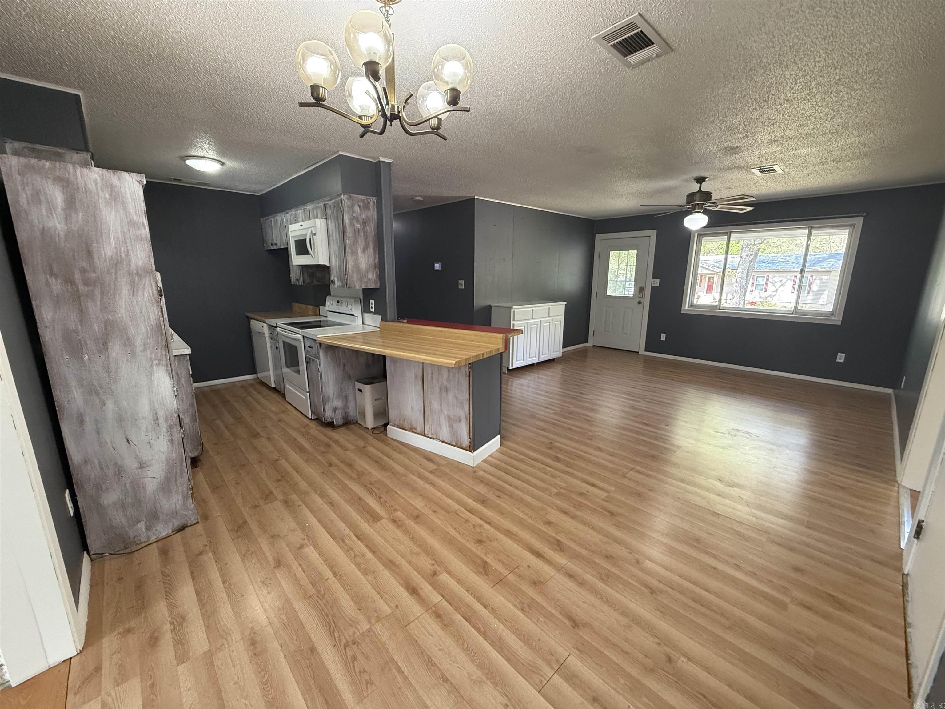 1209 Meadowbrook Property Photo 2