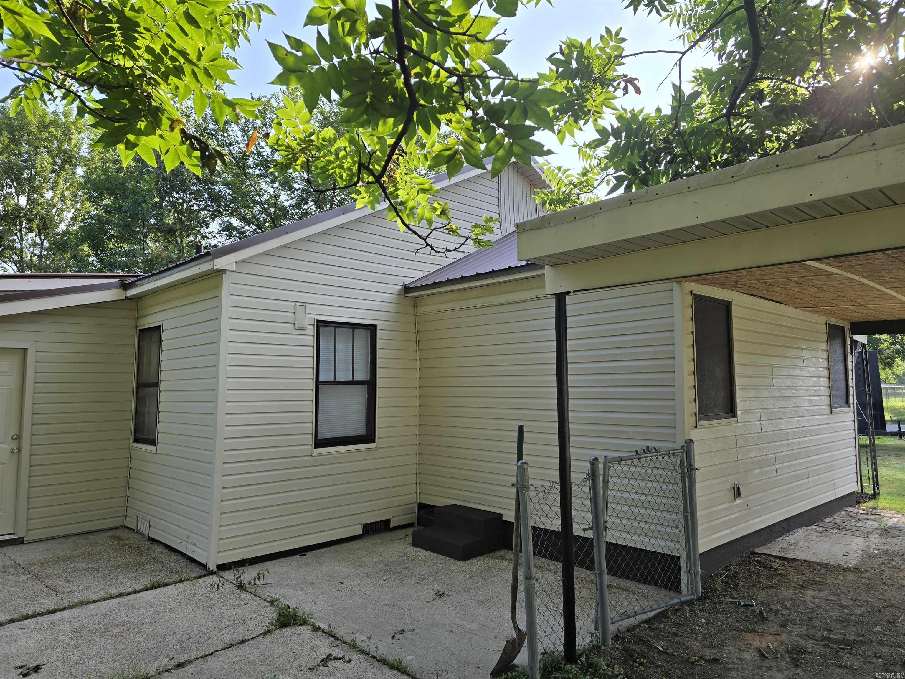 306 S 14th Property Photo 4