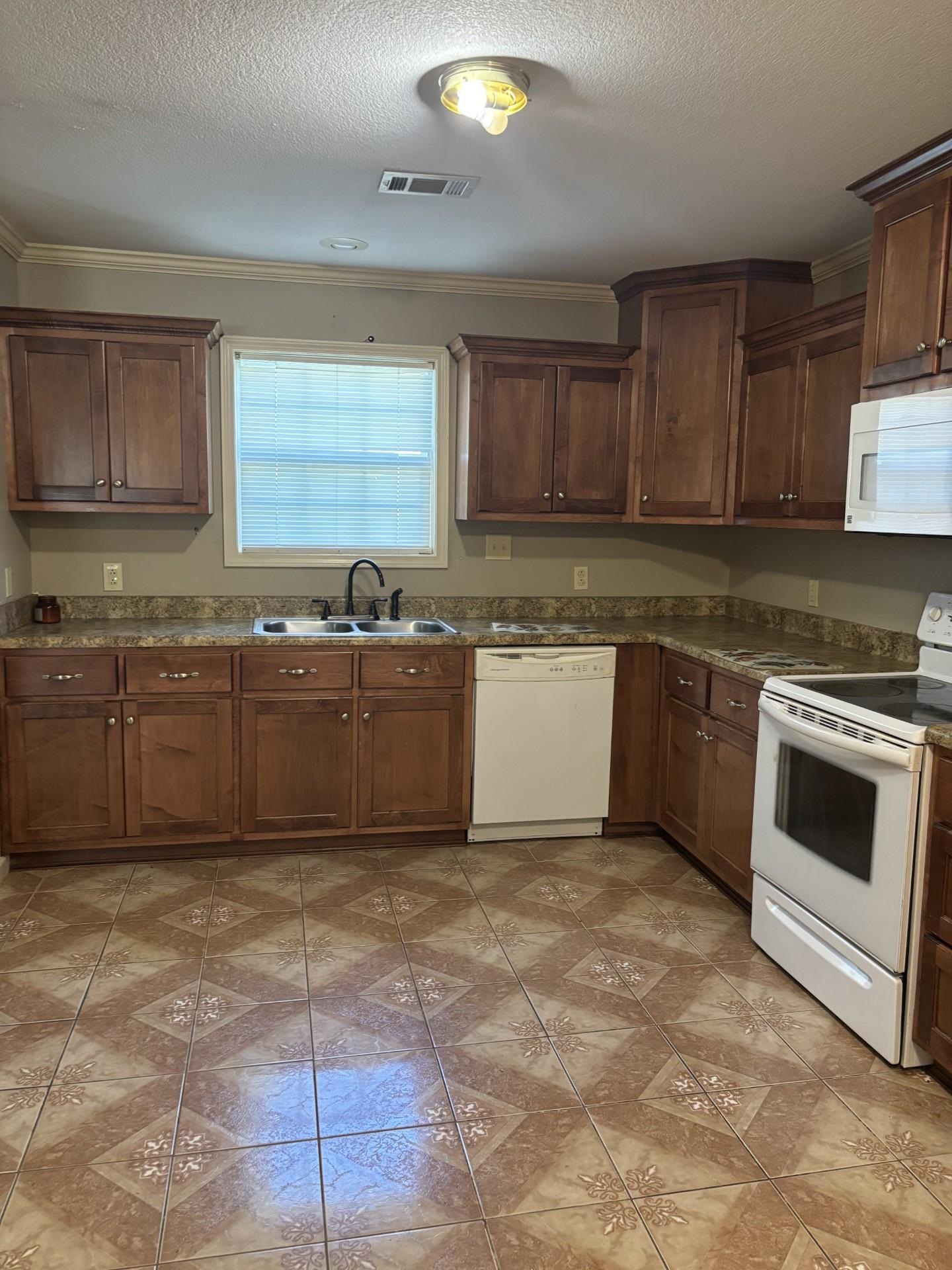 1614 Tanglewood Property Photo 4