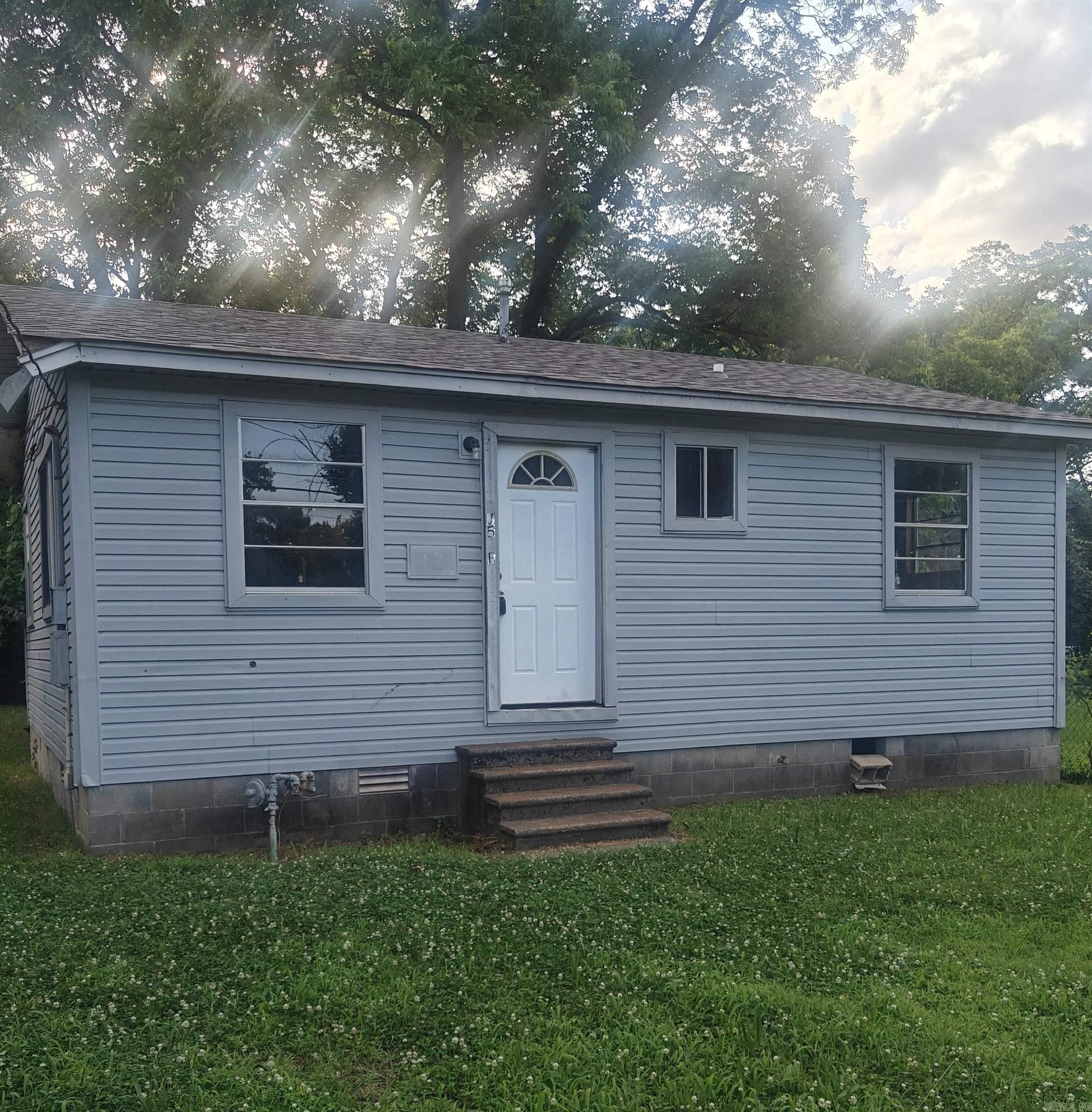 915 N E Street Property Photo 1