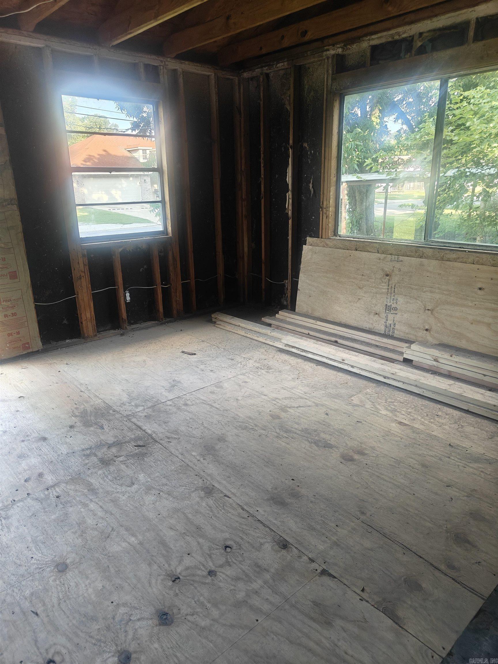 915 N E Street Property Photo 3