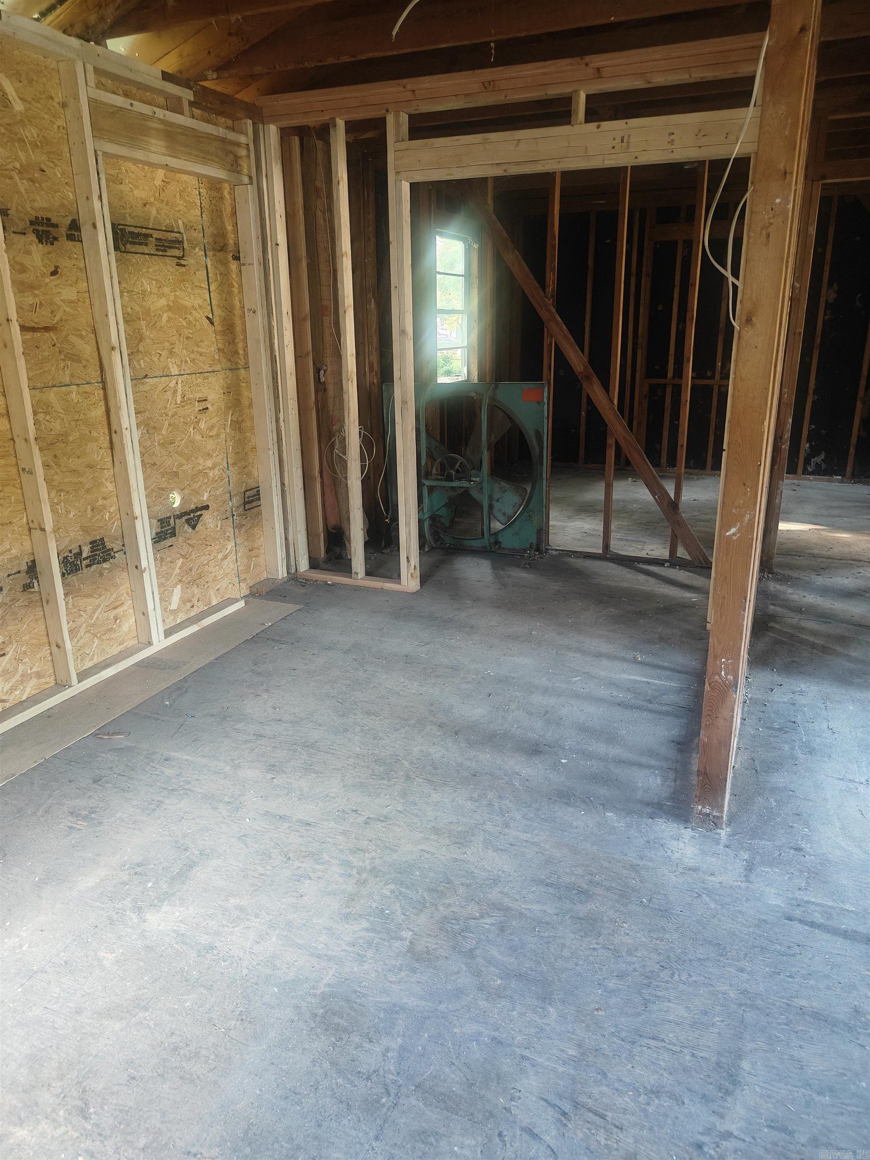 915 N E Street Property Photo 5