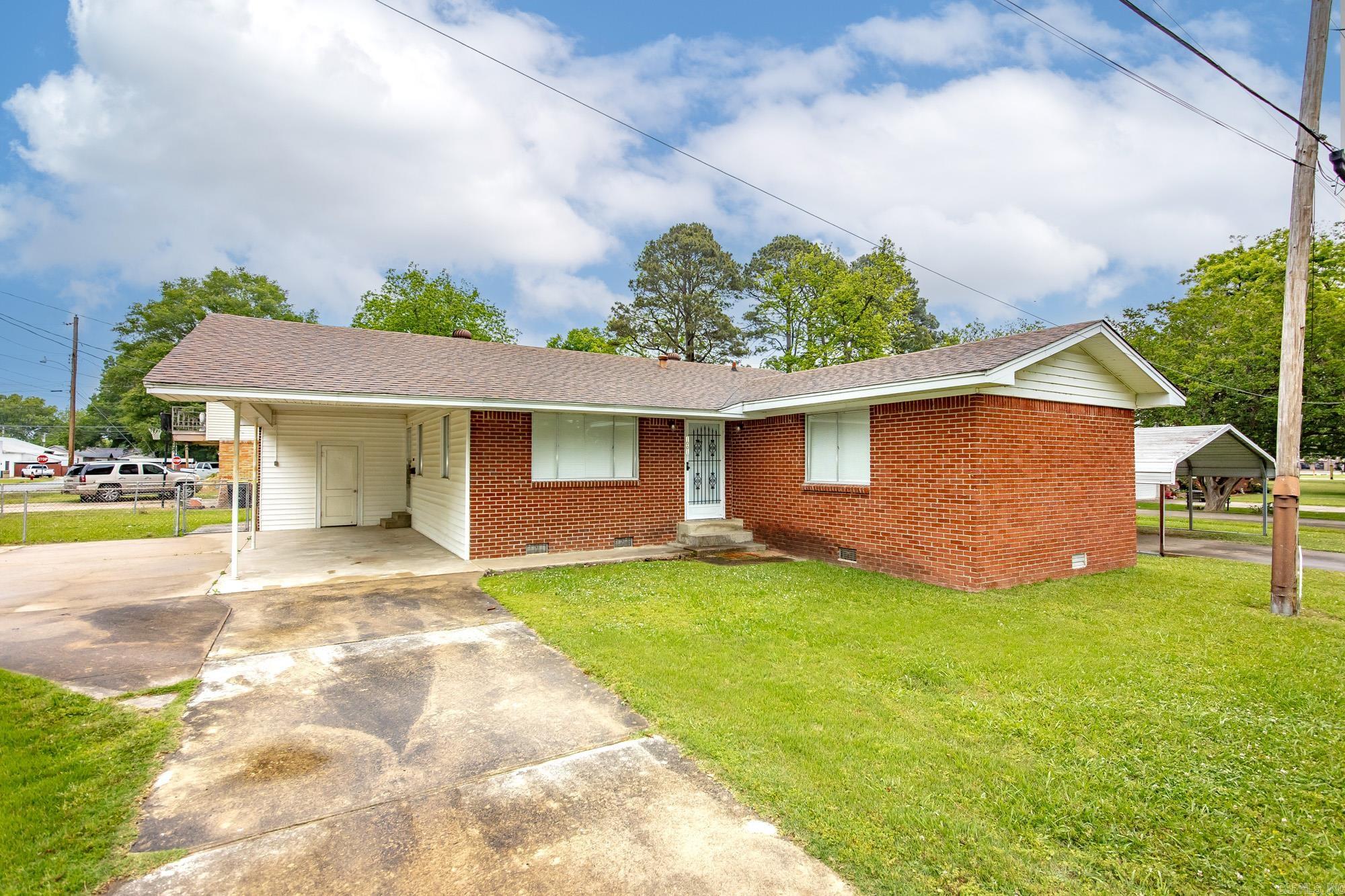 1001 E Homan Property Photo 1