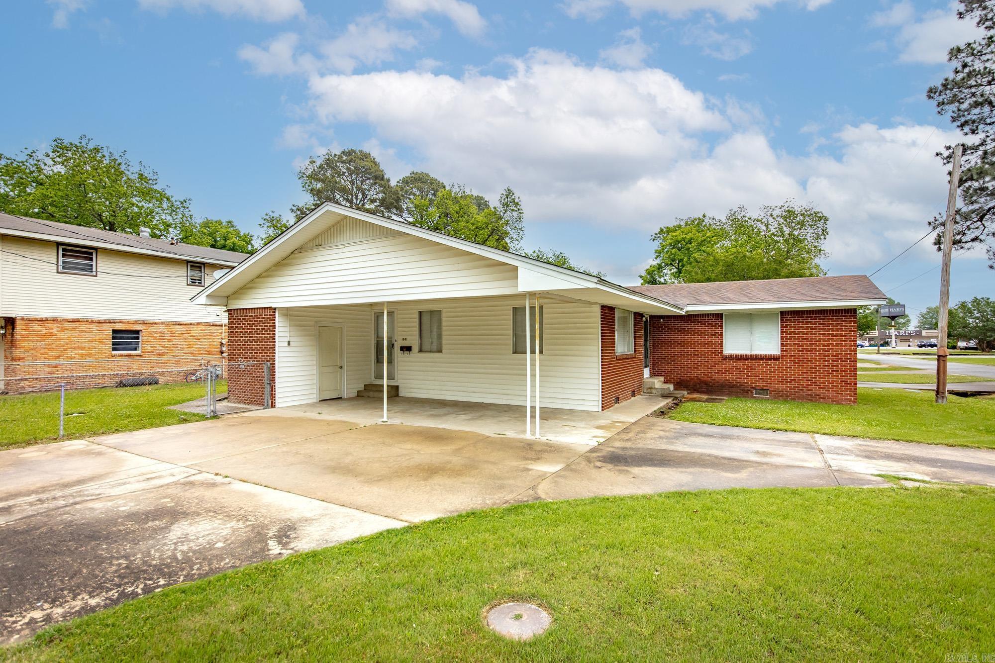 1001 E Homan Property Photo 2