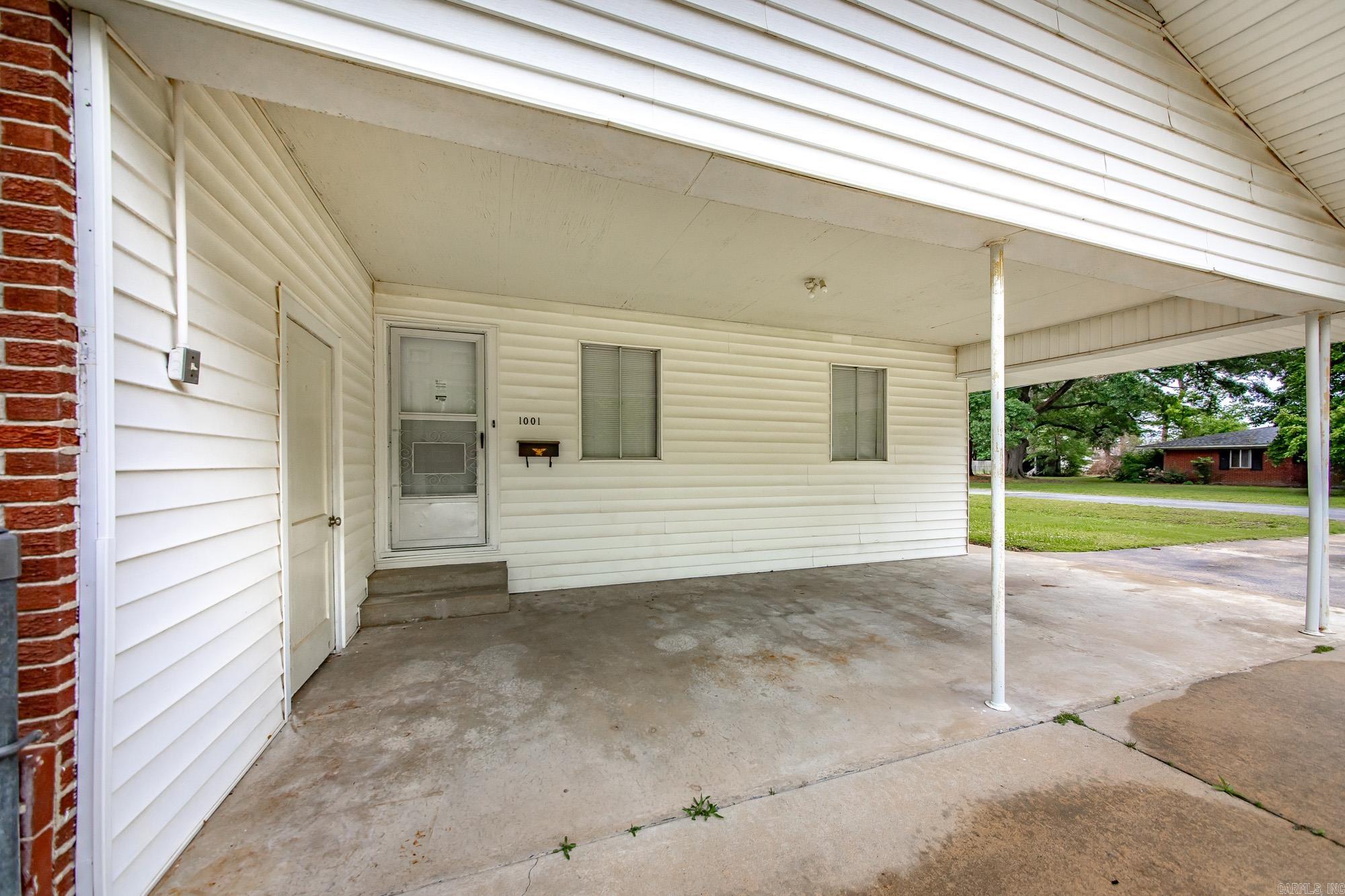 1001 E Homan Property Photo 3
